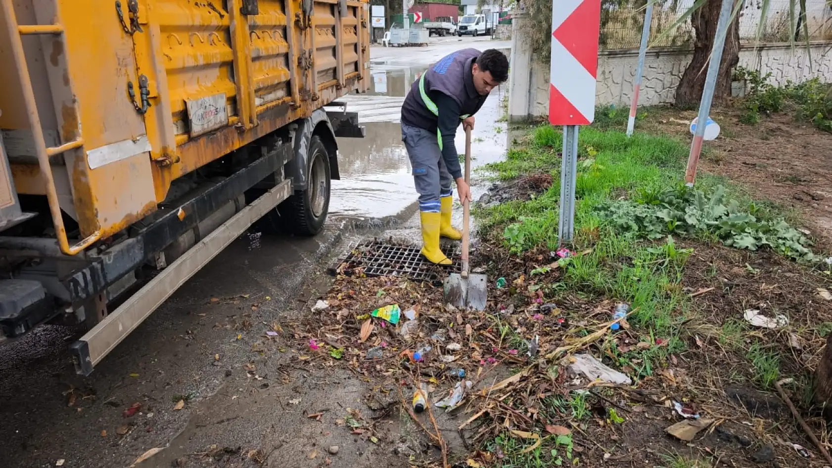 Bodrum'da aynı gün iki manzara: Bir yanda taşkın, diğer yanda deniz keyfi