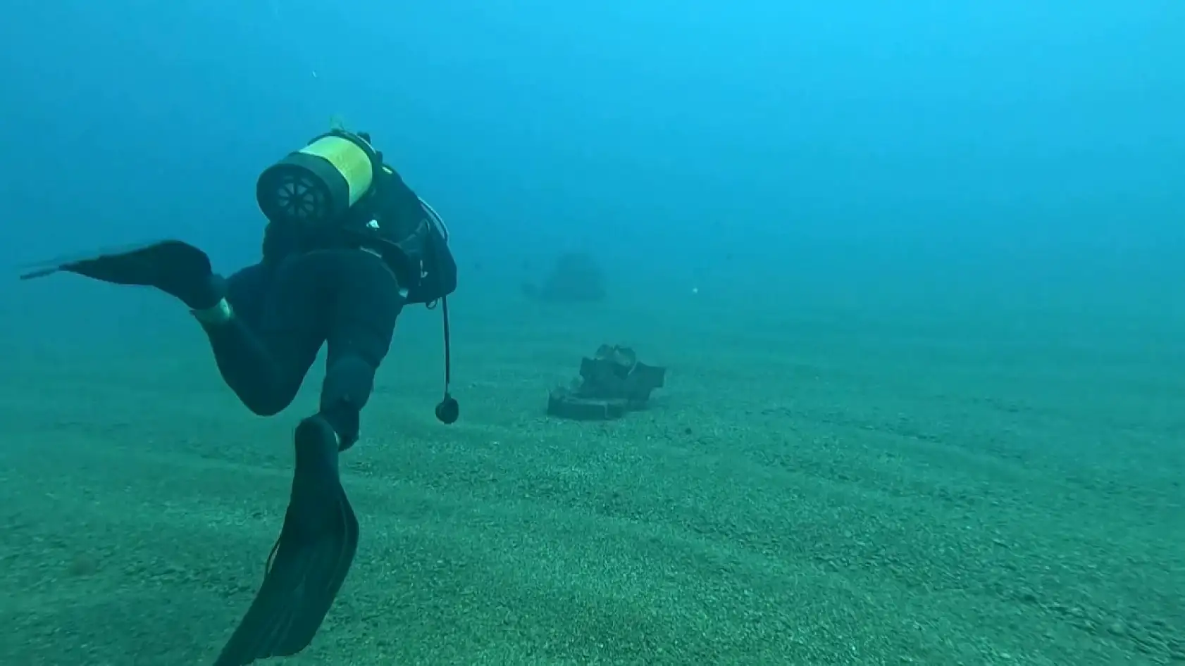 Profesör deniz dibinde taşlardan balıklara yuva yaptı: 12 tür balık içinde yaşıyor
