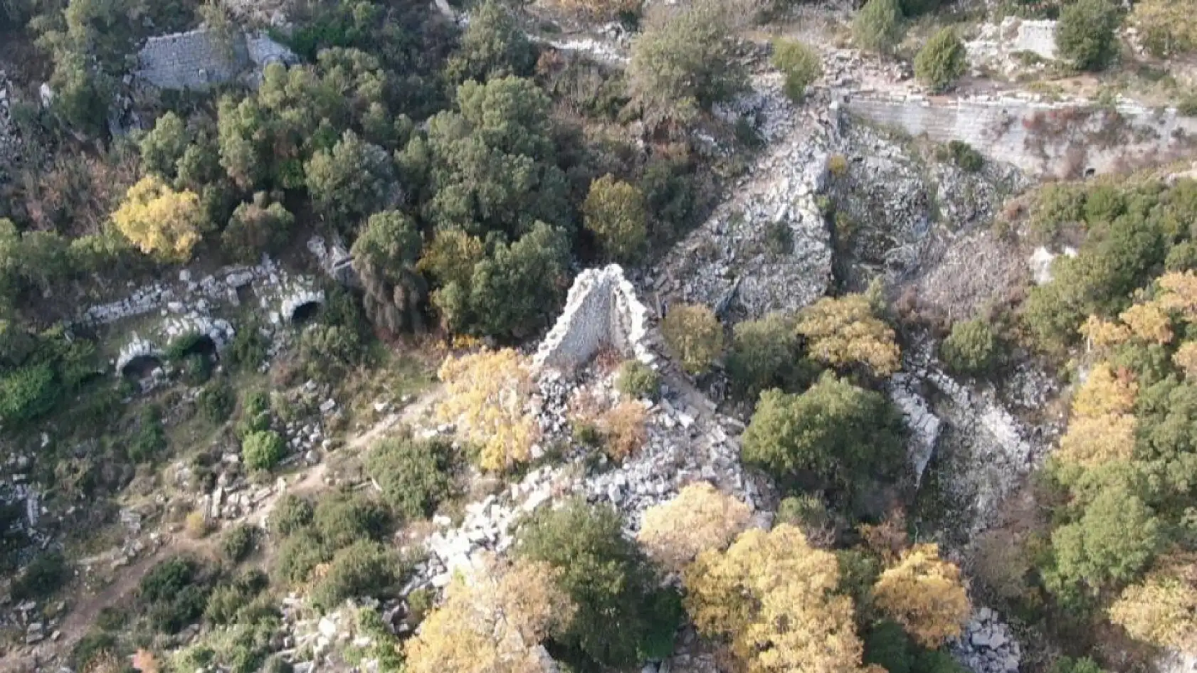 Termessos'ta ilk kazıda dans eden kadınlar mezarı, Antiochis'in anıt mezarı ve figürlü lahit parçaları ortaya çıkarıldı