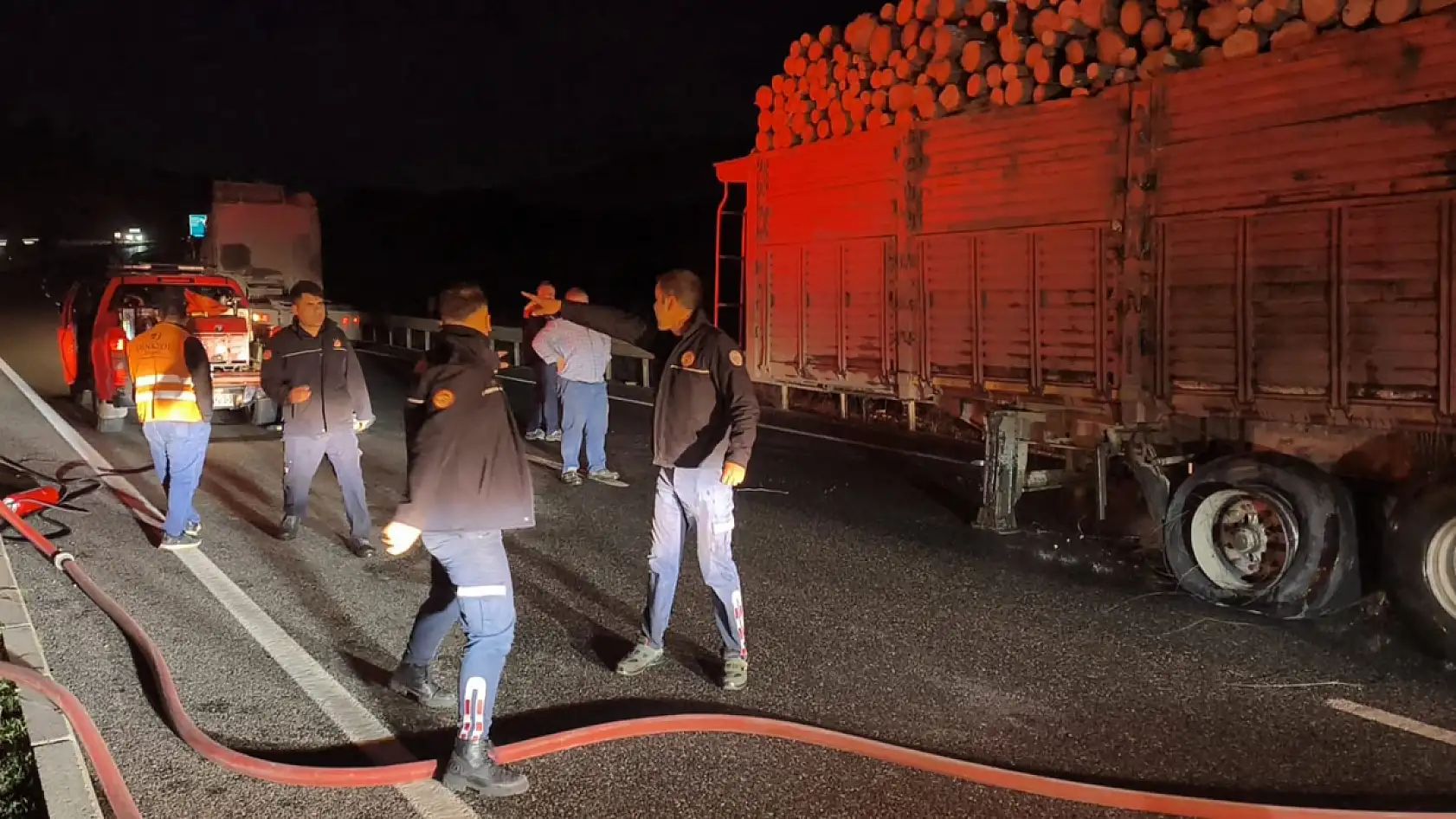 Muğla çevre yolunda tomruk yüklü tırda yangın çıktı