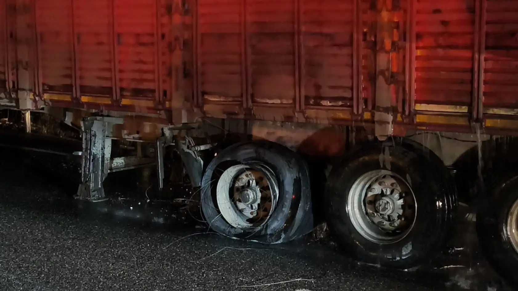 Muğla çevre yolunda tomruk yüklü tırda yangın çıktı