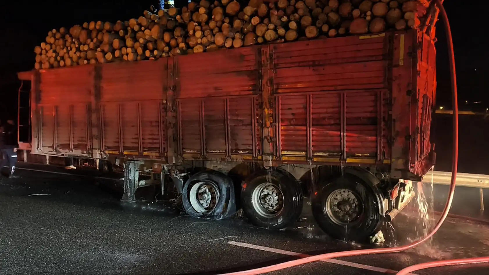 Muğla çevre yolunda tomruk yüklü tırda yangın çıktı