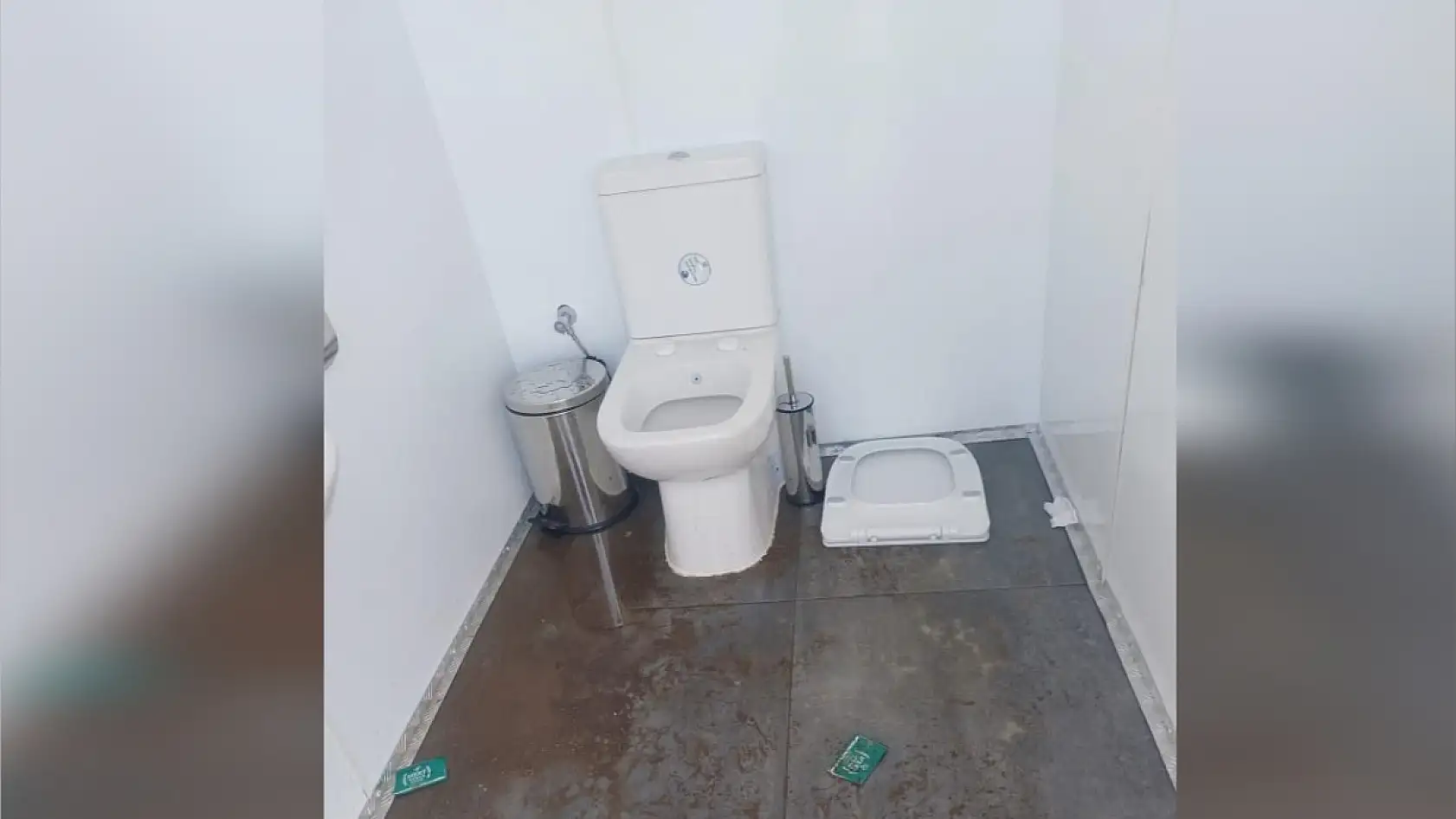 Marmaris'te mavi bayraklı halk plajında vatandaştan 'cankurtaran' ve 'soyunma kabini' tepkisi