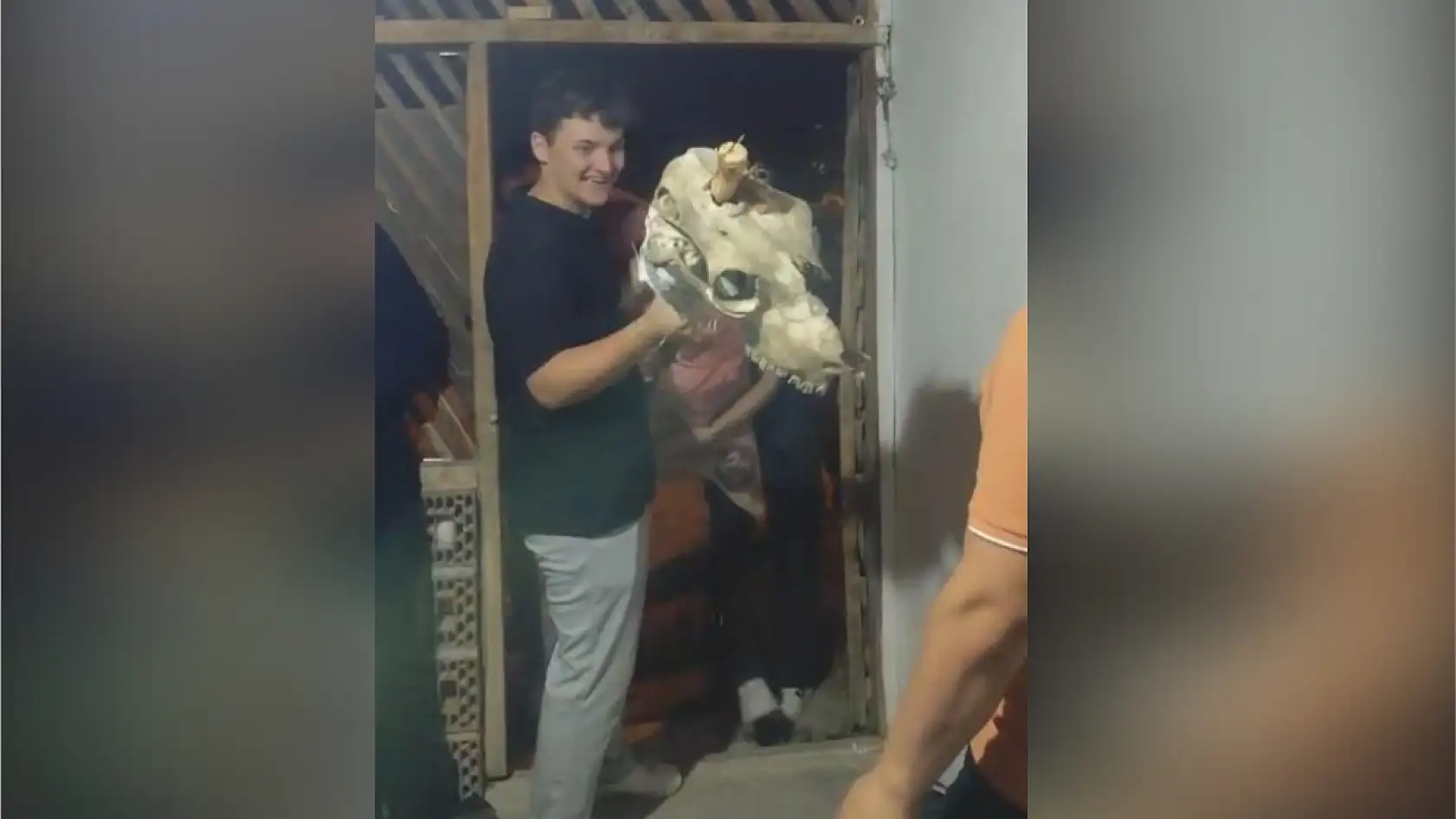 100 yıllık bayram geleneği: Deve kostümü ile kapı kapı dolaşıp para topluyorlar