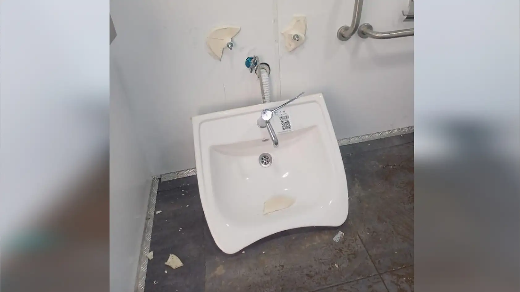 Marmaris'te mavi bayraklı halk plajında vatandaştan 'cankurtaran' ve 'soyunma kabini' tepkisi