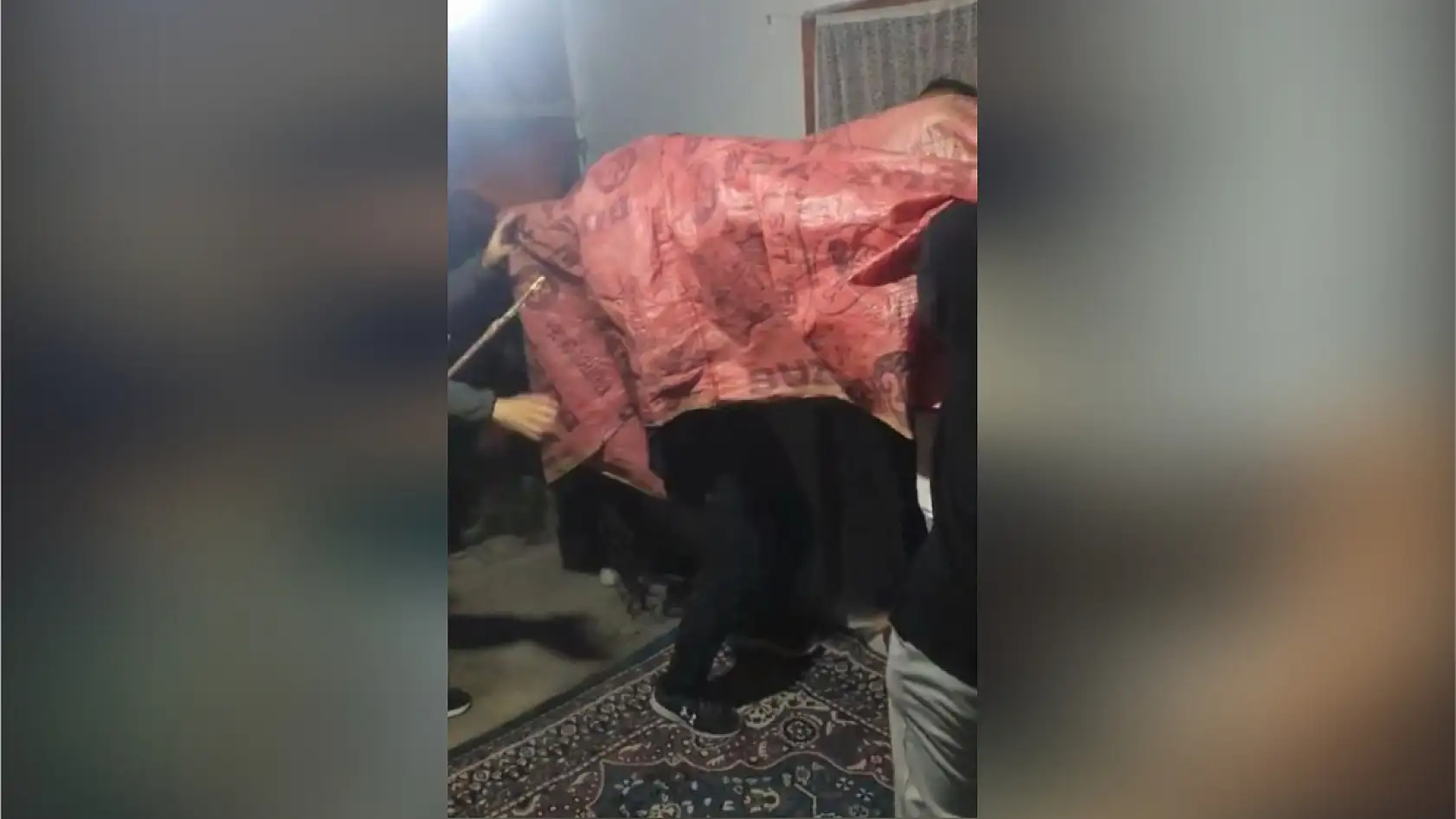 100 yıllık bayram geleneği: Deve kostümü ile kapı kapı dolaşıp para topluyorlar