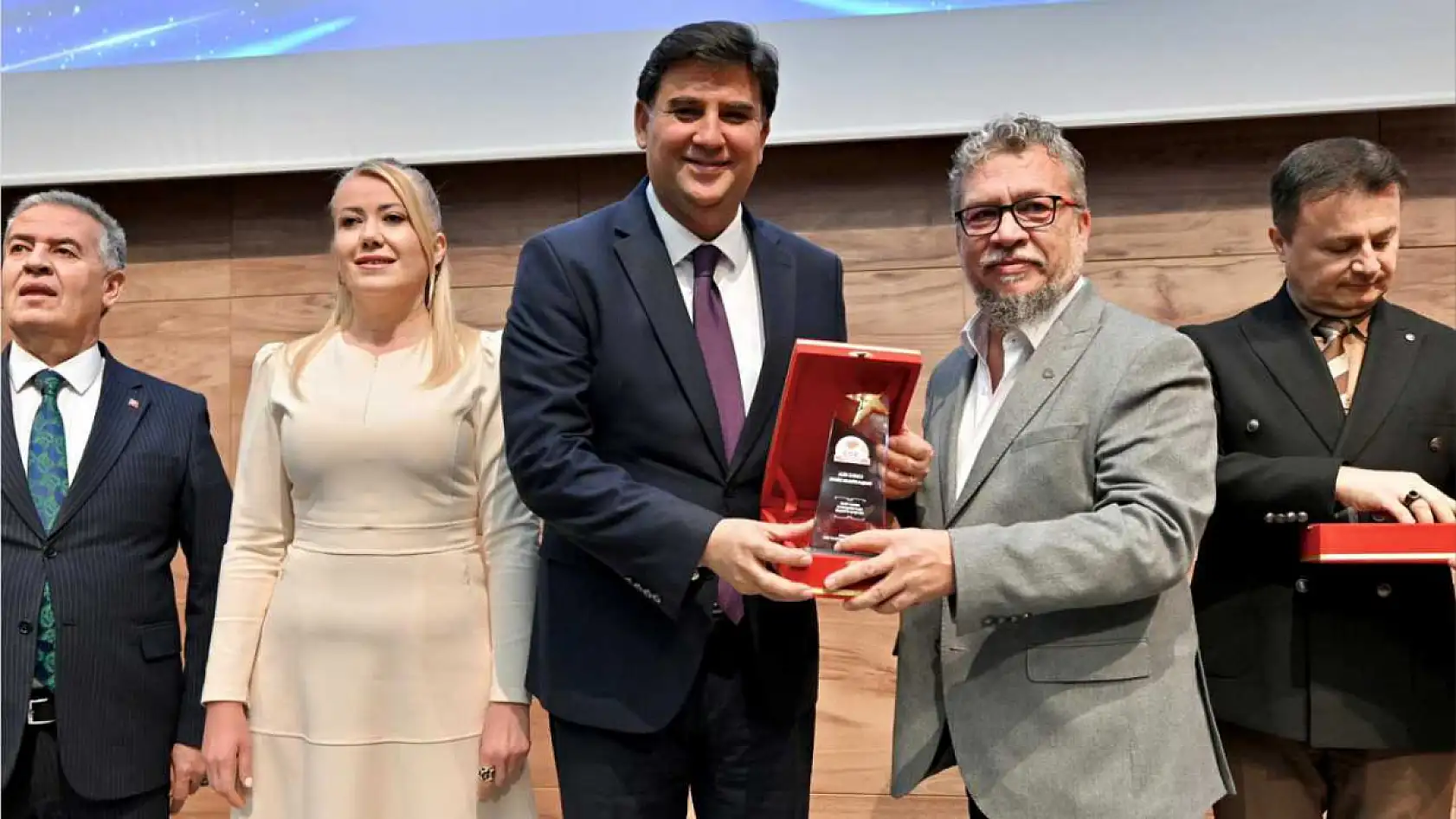 Alim Karaca, En Başarılı İlçe Belediye Başkanı Ödülünü Aldı