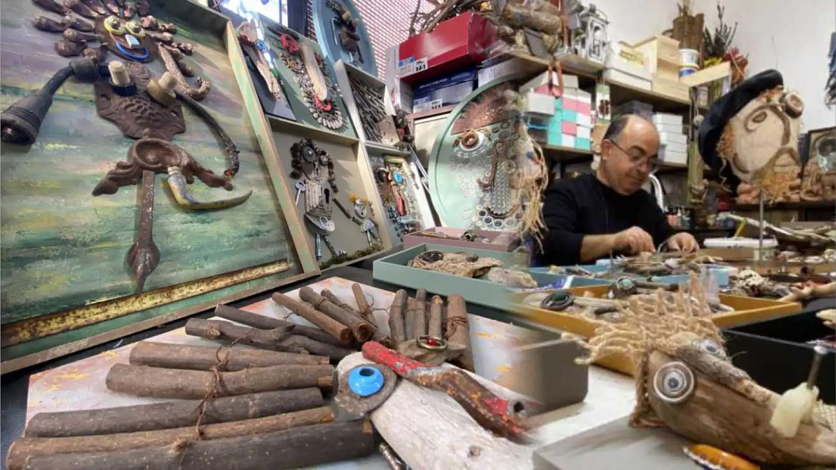 Denizden çıkan odunlar sanata dönüşüyor