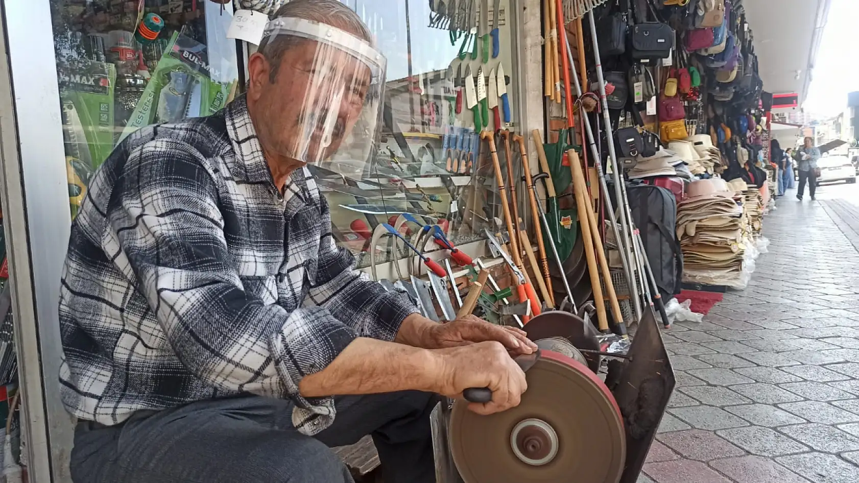 Fethiye'de Kurban Bayramı öncesi bıçak bileme mesaisi başladı
