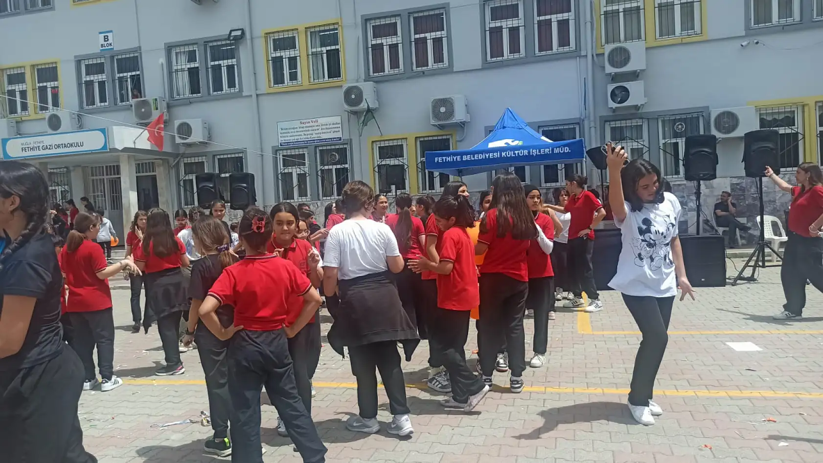 Fethiye Gazi Ortaokulu'nda okul yararına Kermes düzenlendi