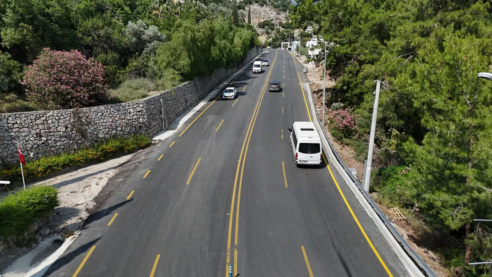 Muğla Büyükşehir, 13 İlçede Trafik Güvenliği İçin Yol Çizgi Çalışmalarını Sürdürüyor