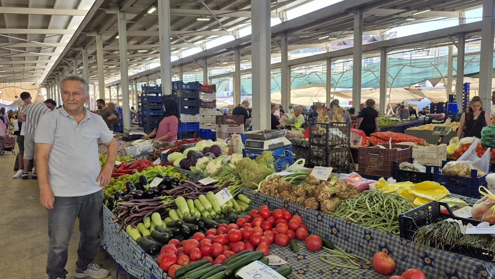 Fethiye Cumartesi Pazarı'nda Akşam Saatlerinde de Hareket Devam Ediyor
