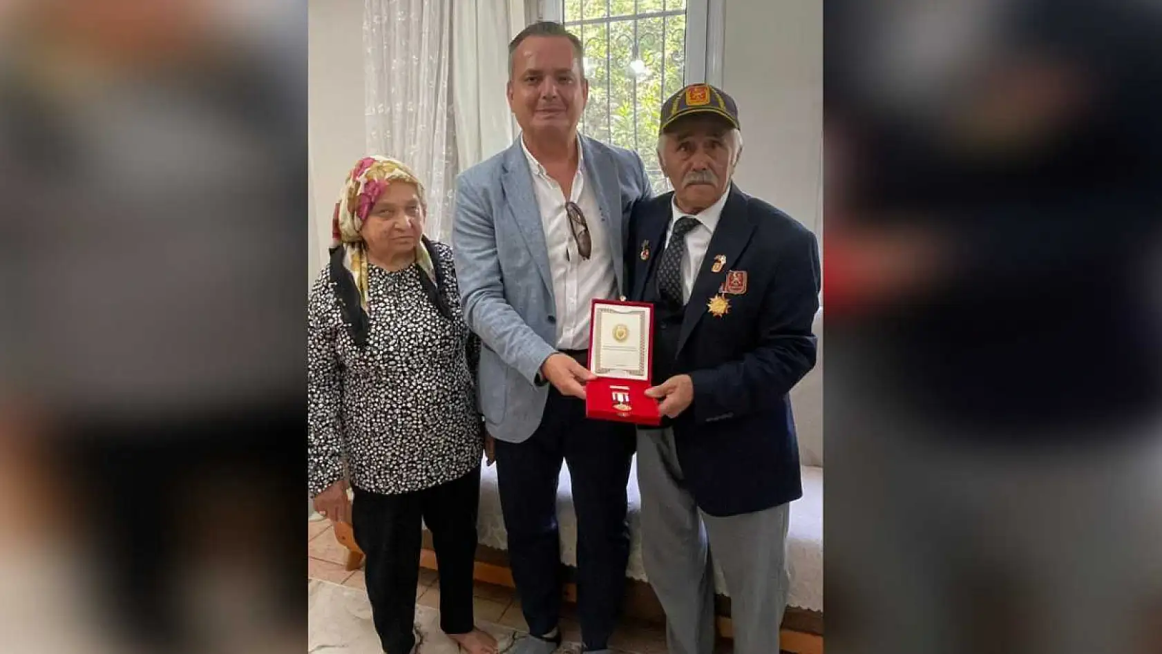 Fethiye'de yaşayan Kıbrıs gazisi Abdurrahim Kısa'ya madalya ve berat takdim edildi