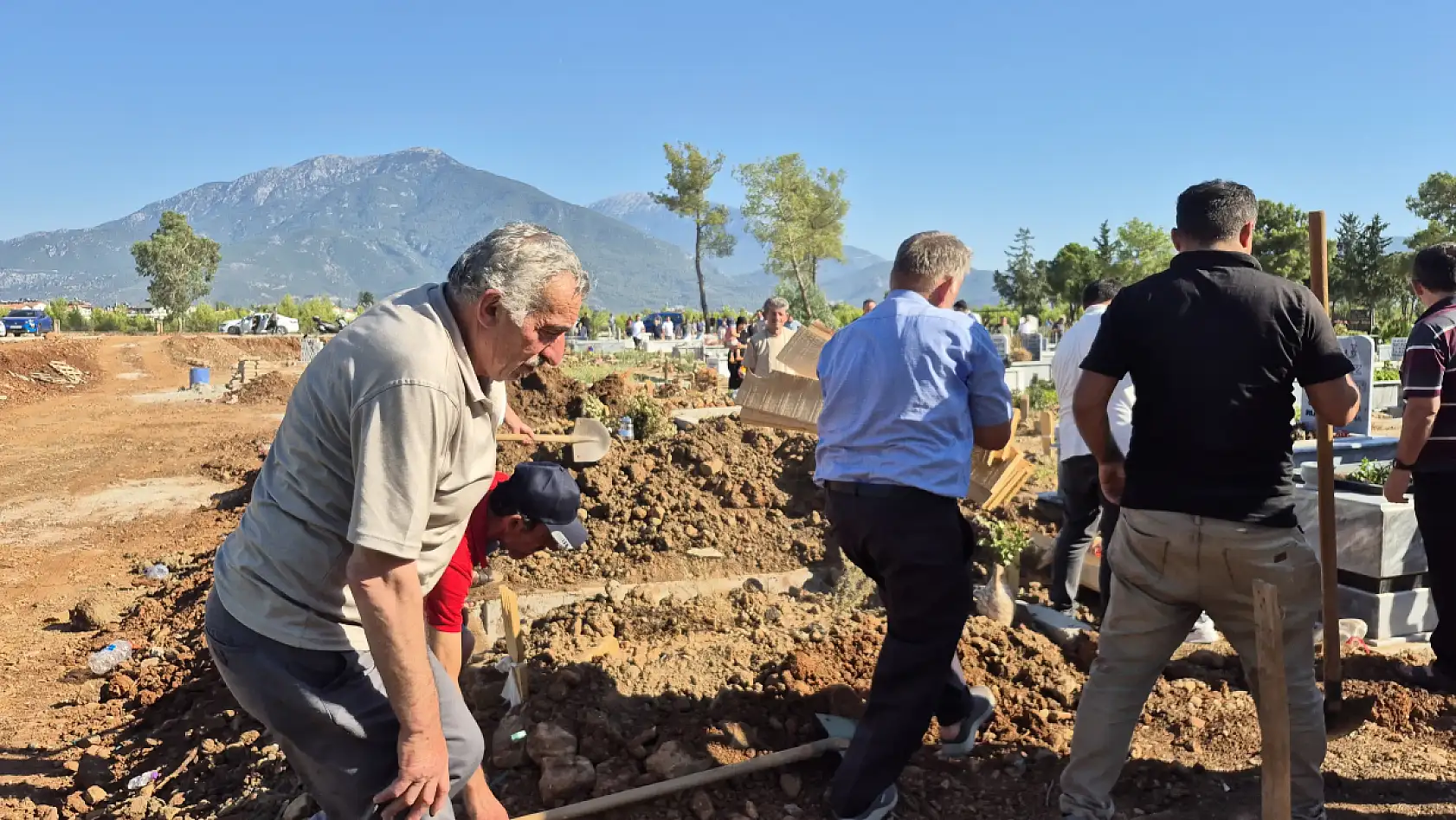 Fethiye'de evinde ölü bulunan Ebru son yolculuğuna uğurlandı