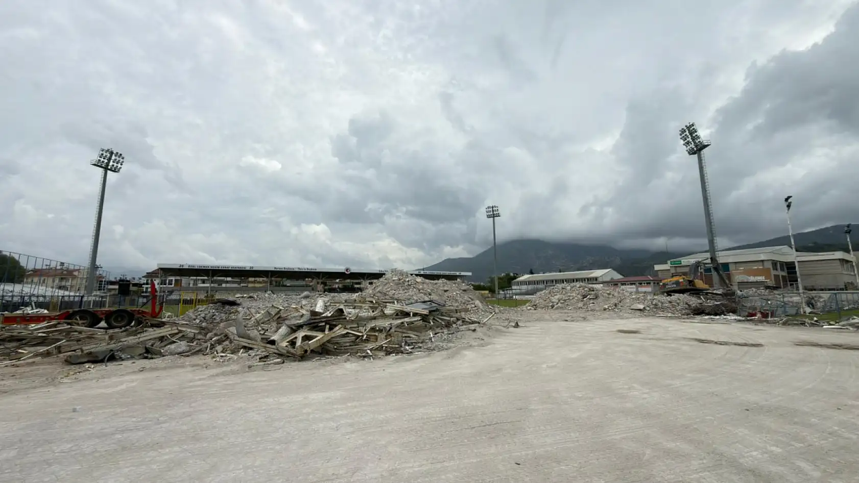 Fethiye İlçe Stadyumu'nda betonarme tribünün yıkım işlemi tamamlandı