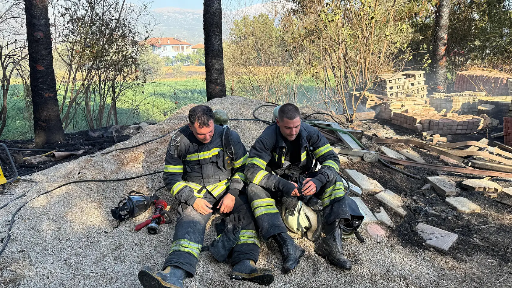 Seydikemer'de kereste deposundaki yangın kontrol altına alındı