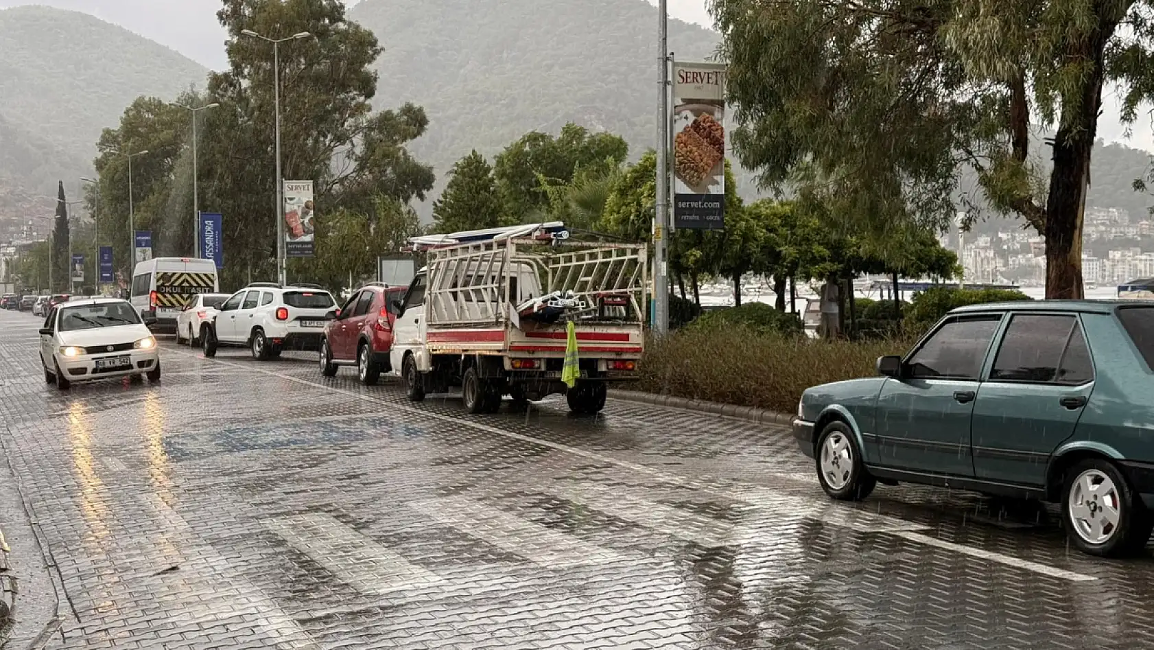 Fethiye'de Şiddetli Yağış Sürüyor, Sahilde Trafik Oluştu