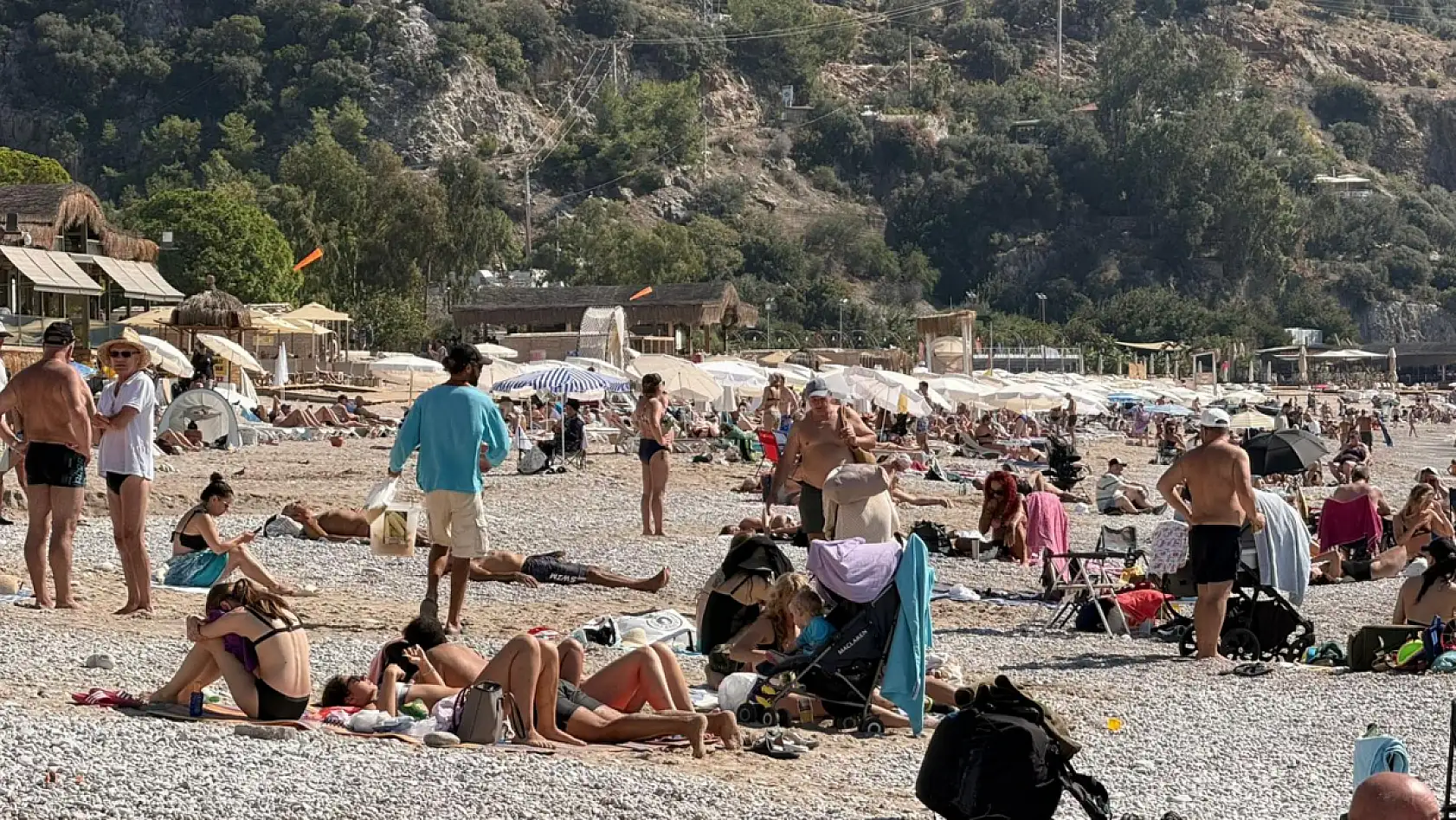 Ölüdeniz'de Güzel Havanın Tadını Çıkarıp Denize Girdiler
