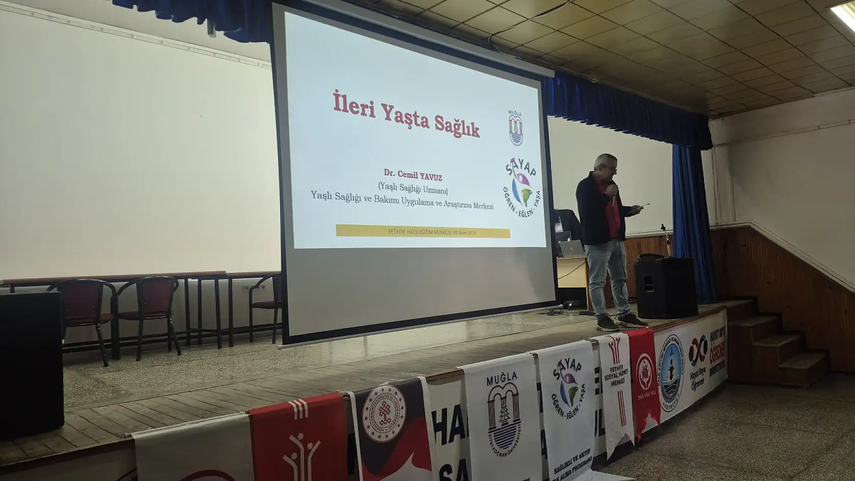 Fethiye'de 'İleri Yaşta Sağlıklı Yaşam' konferansına yoğun ilgi