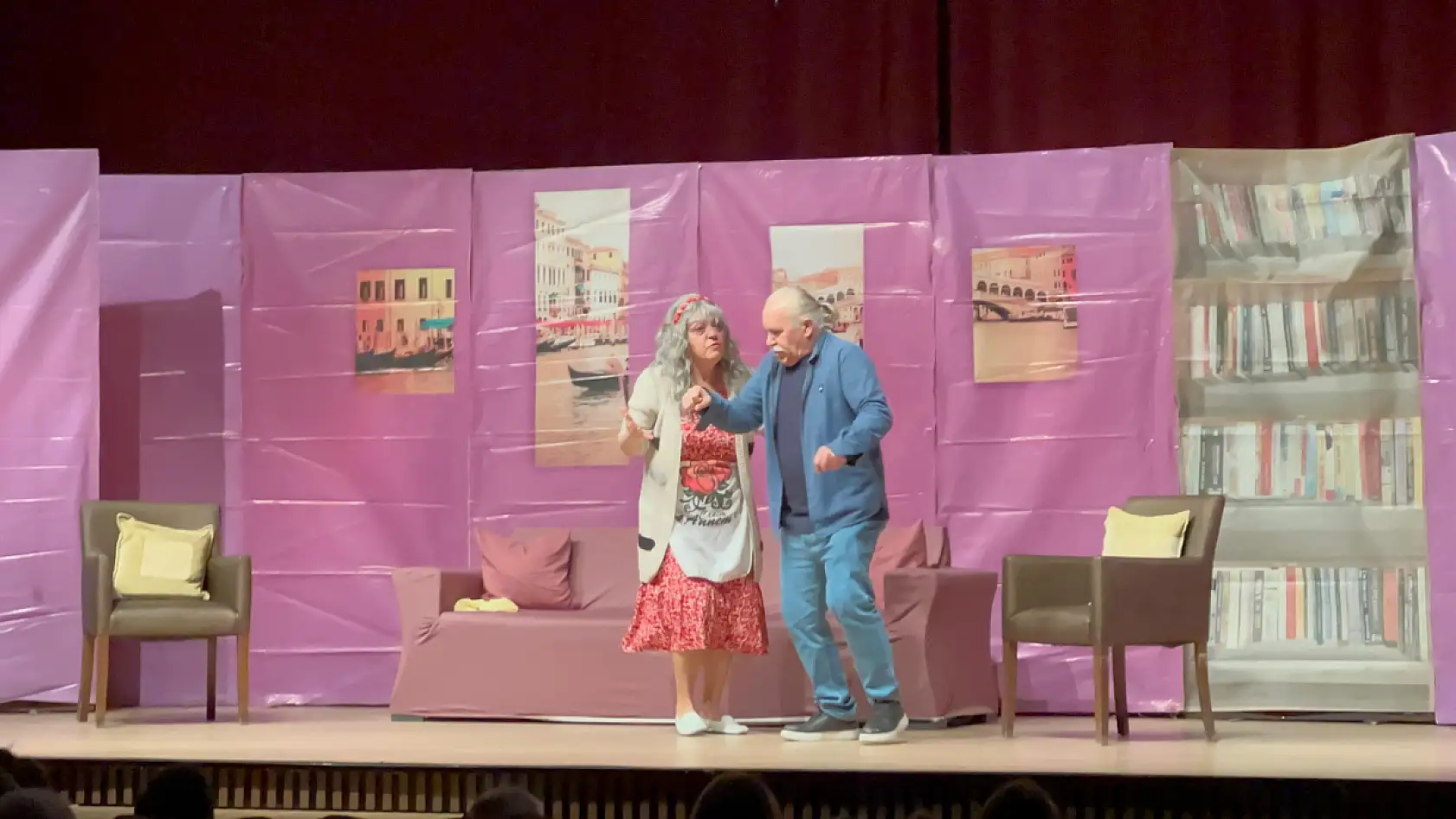 Fethiye'de 'Fırsatlar Pansiyonu' tiyatro oyunu yoğun ilgi gördü