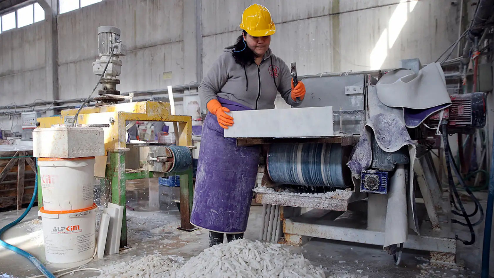 Muğla'da kadınlar ekmeklerini mermerden çıkartıyor