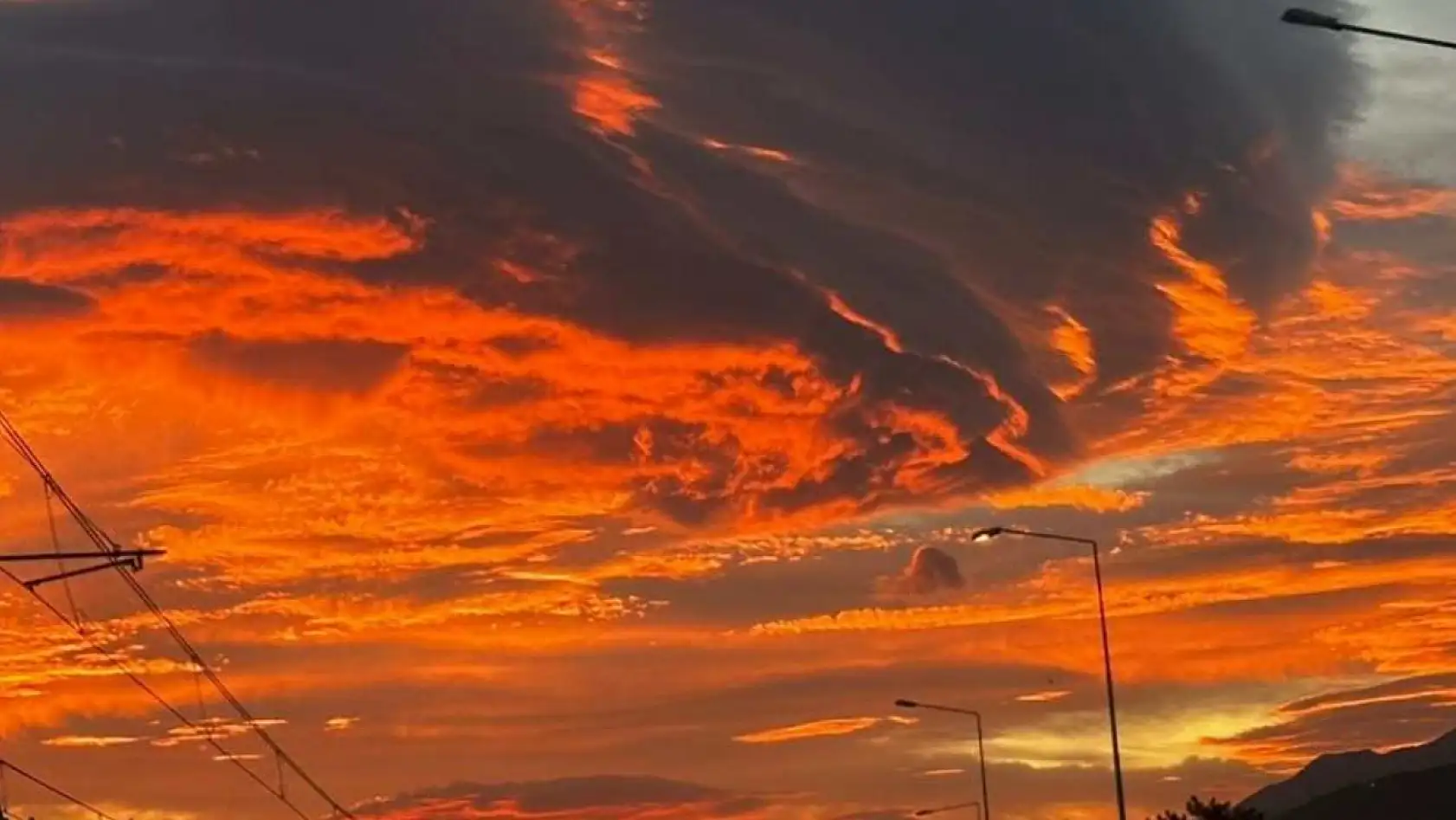 Gökyüzünü kaplayan ilginç bulut dikkat çekti