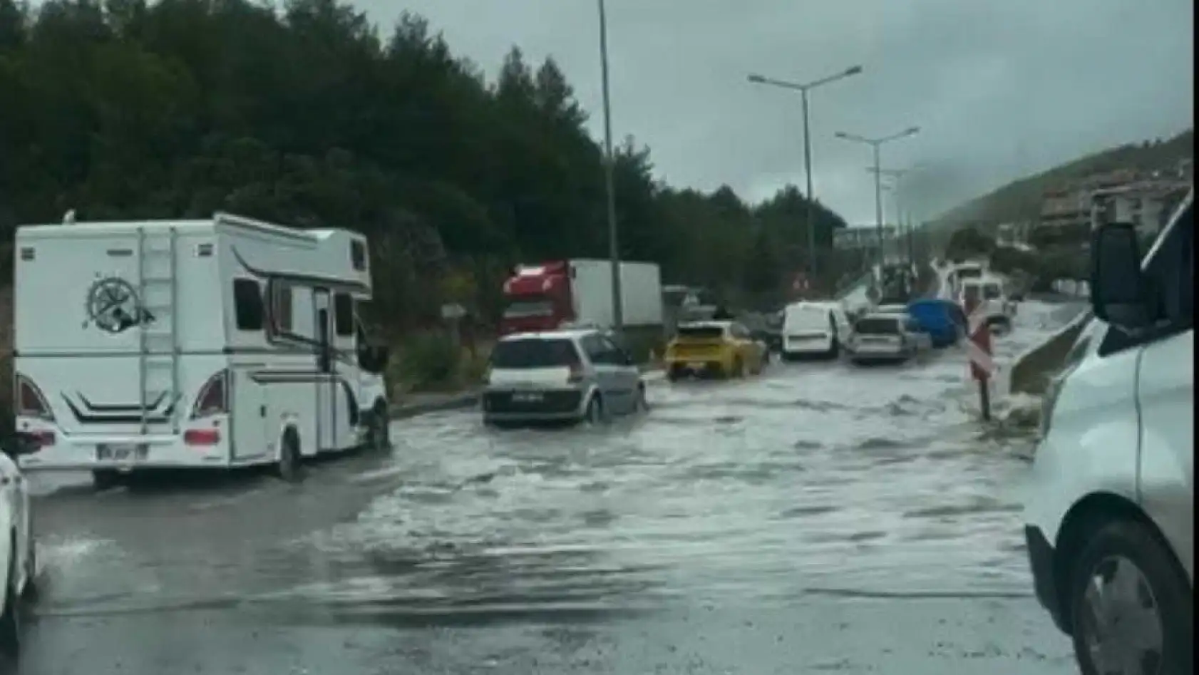 Menteşe'de sağanak yağış hayatı olumsuz etkiledi
