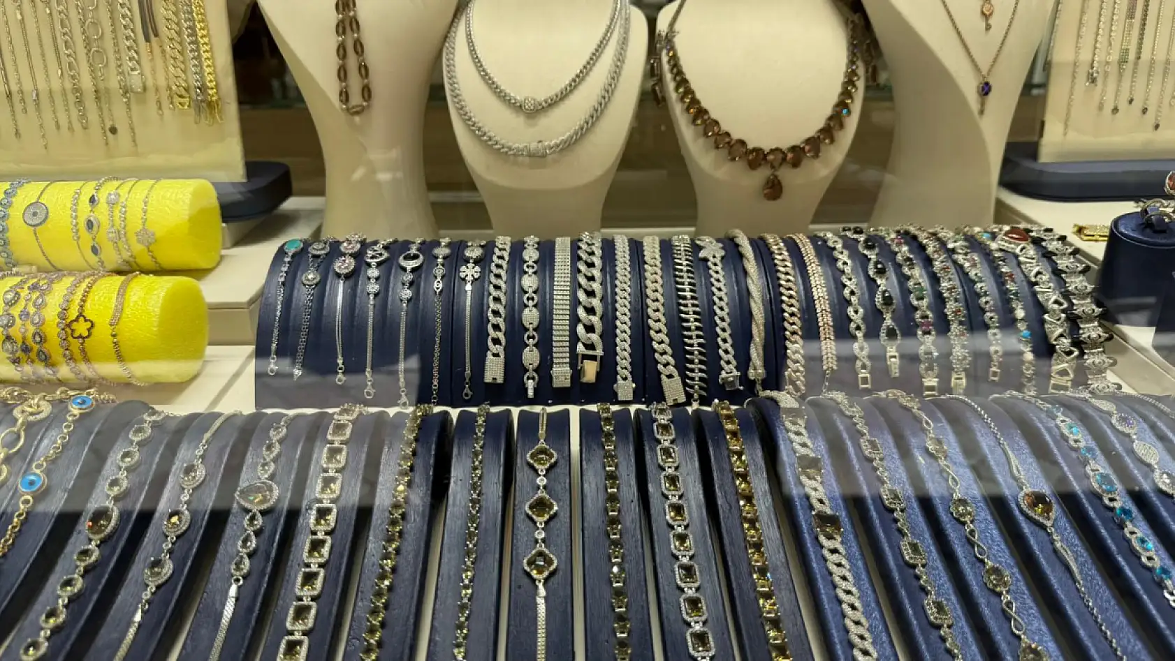 Fethiye'de Turist Sayısındaki Azalma Gümüş Takı Satışlarını Etkiliyor