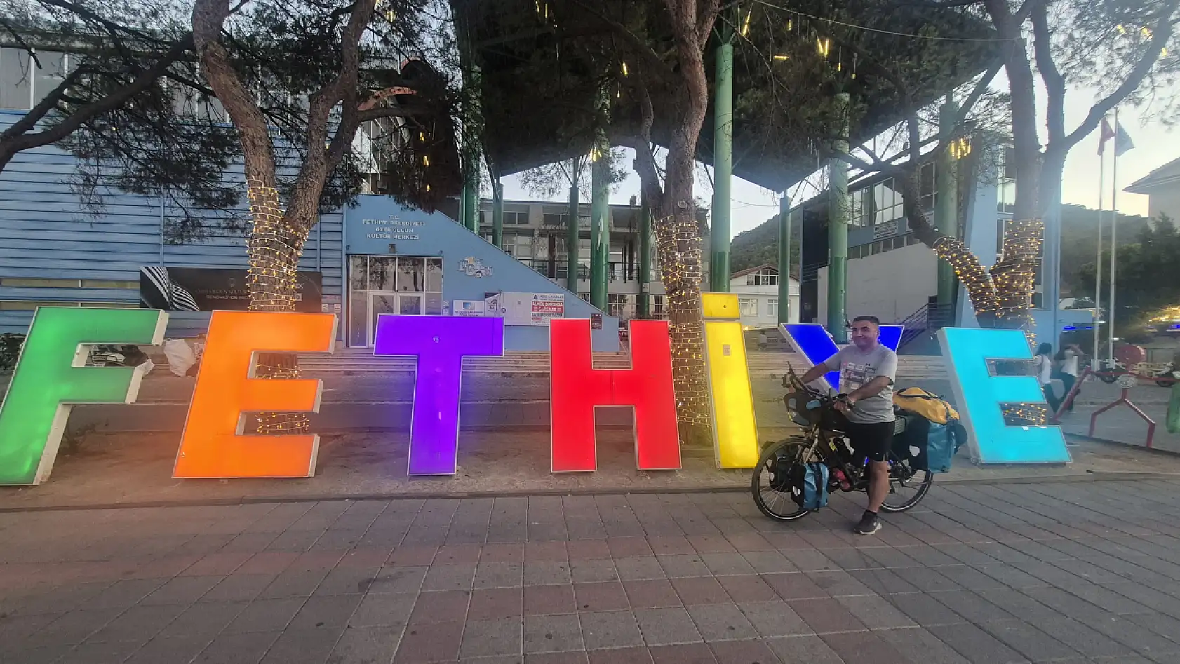 Depremzede Çocuklar İçin Hollanda'dan Fethiye'ye Pedal Çevirdi