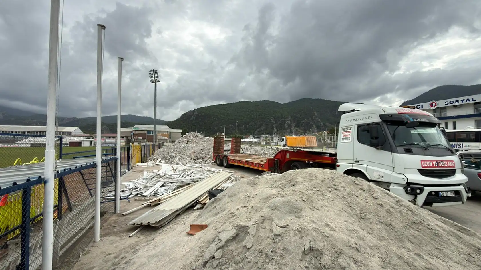Fethiye İlçe Stadyumu'nda betonarme tribünün yıkım işlemi tamamlandı