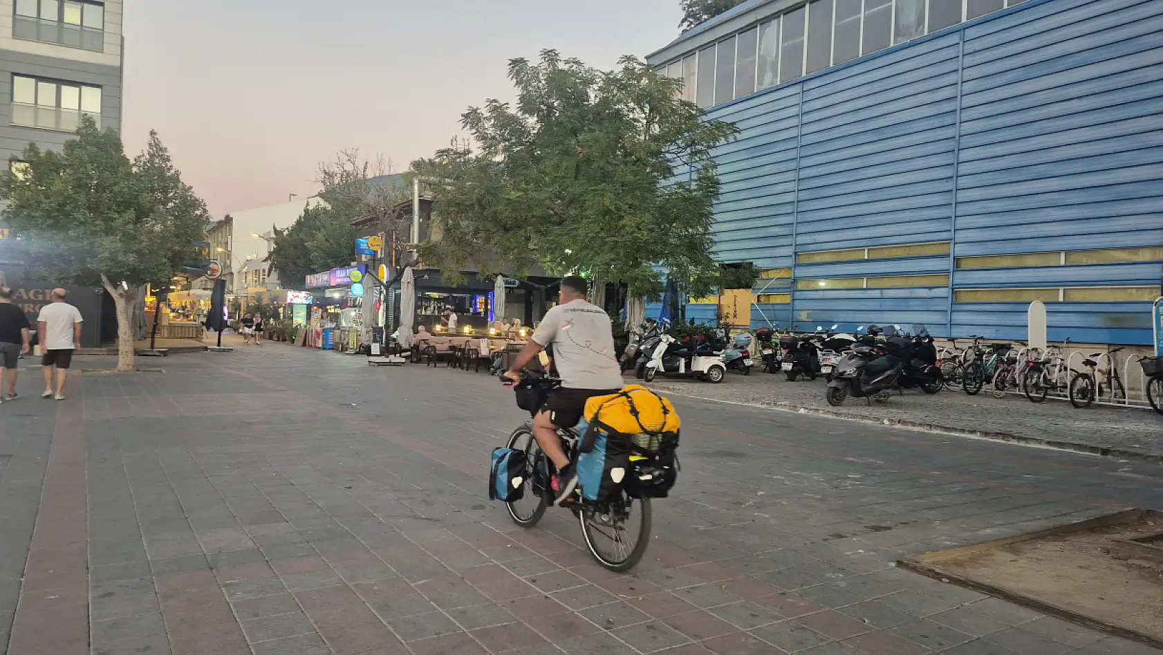 Depremzede Çocuklar İçin Hollanda'dan Fethiye'ye Pedal Çevirdi