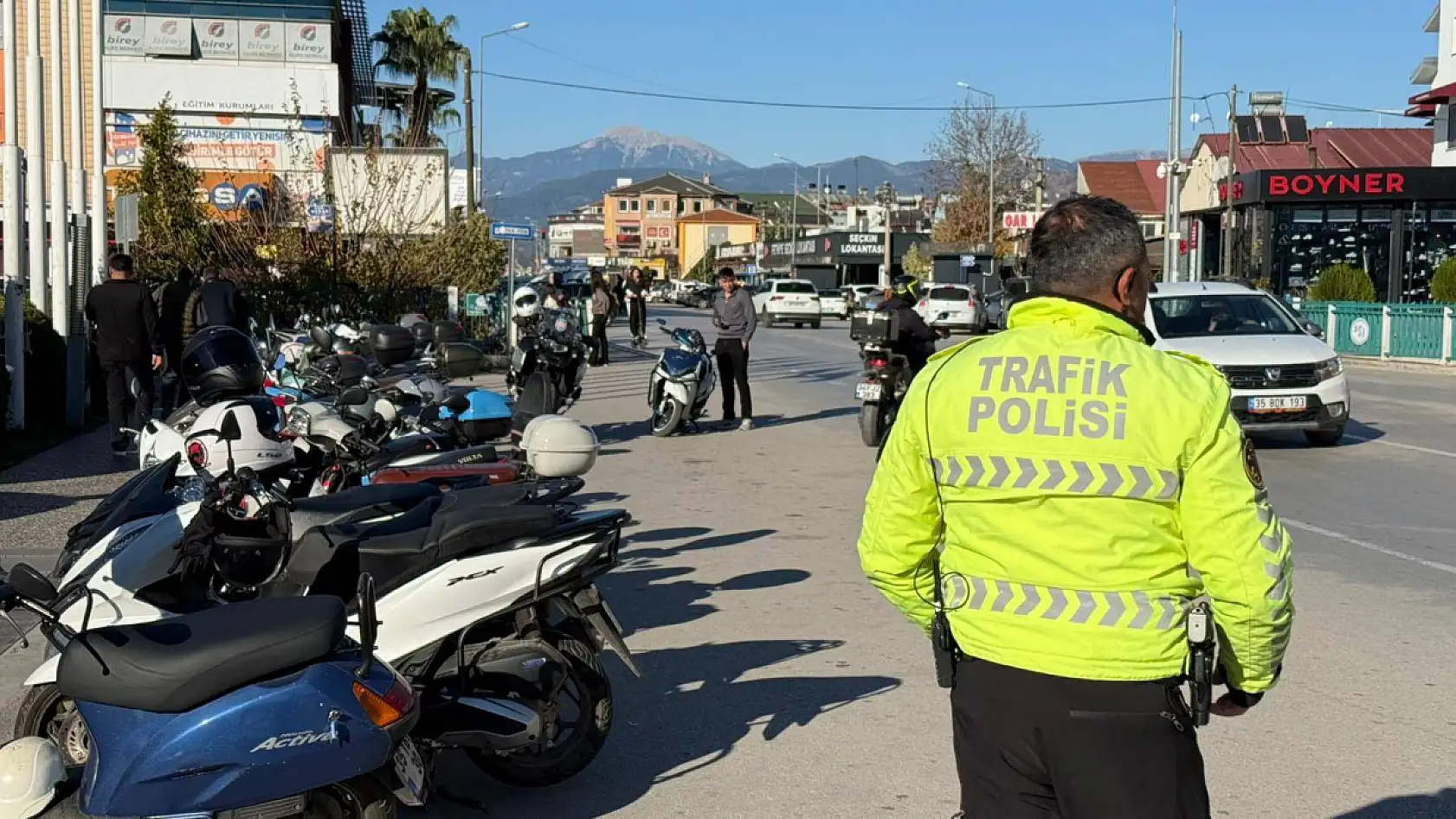 Fethiye'de Yaya Geçişini Engelleyen Motosikletlere Ceza Uygulandı