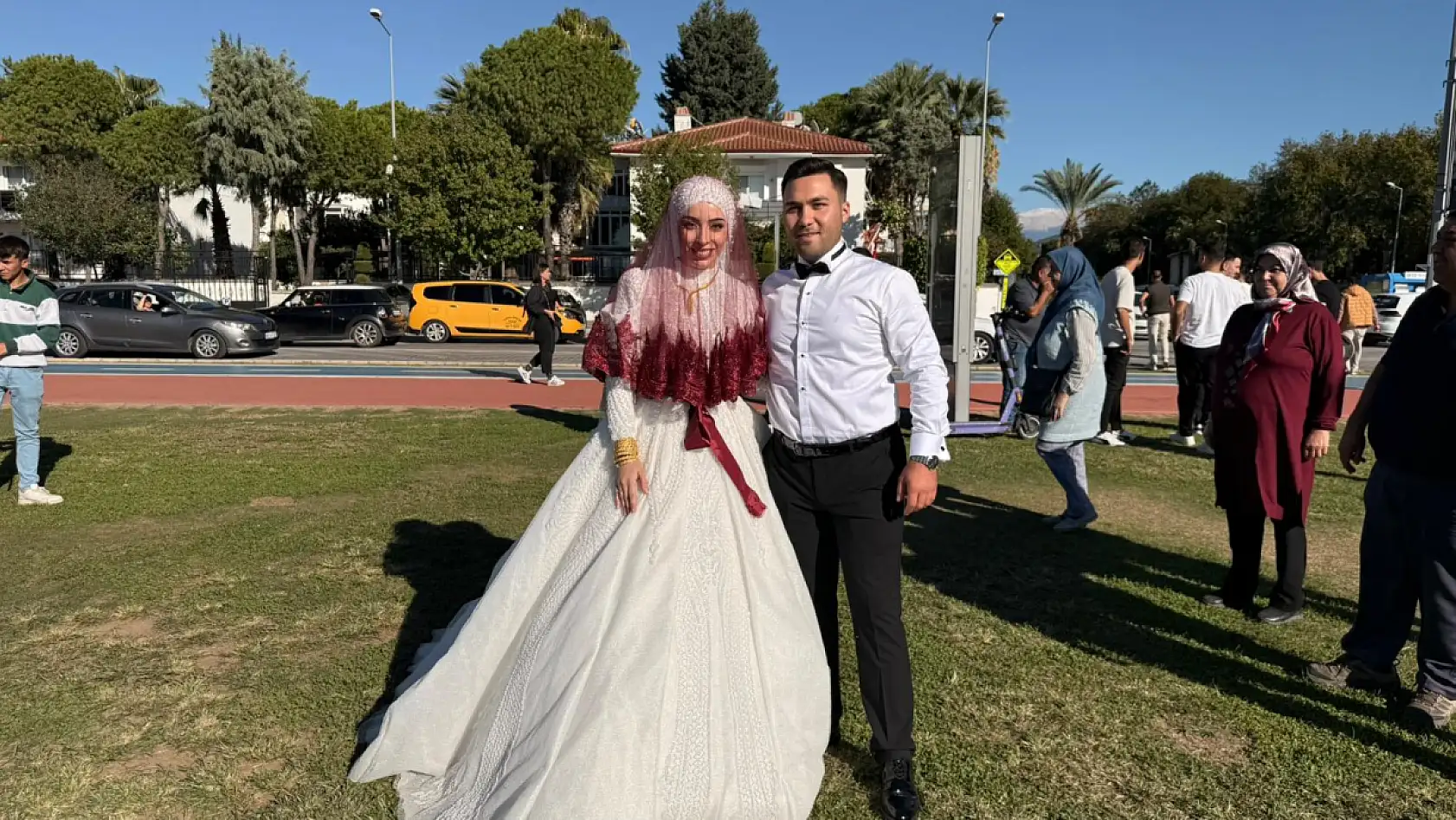 Fethiye'de düğün öncesi sahil bandında davul zurnalı kutlama