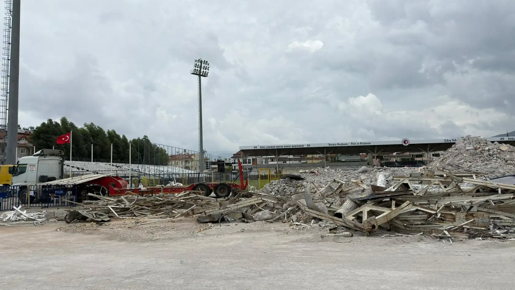 Fethiye İlçe Stadyumu'nda betonarme tribünün yıkım işlemi tamamlandı