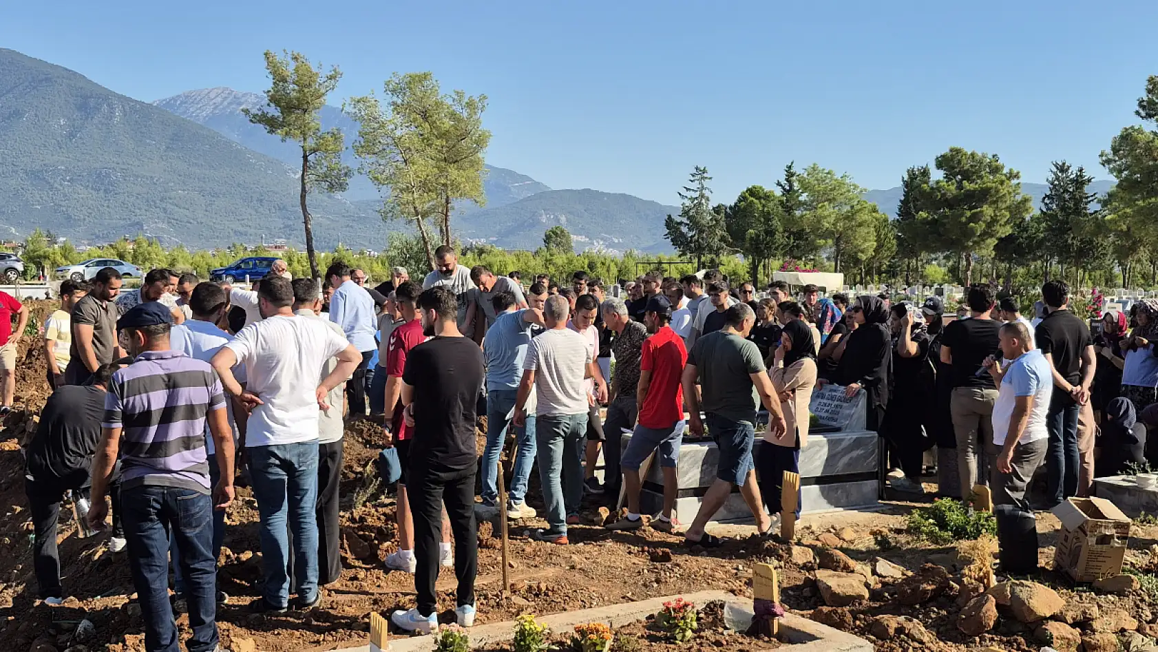 Fethiye'de evinde ölü bulunan Ebru son yolculuğuna uğurlandı