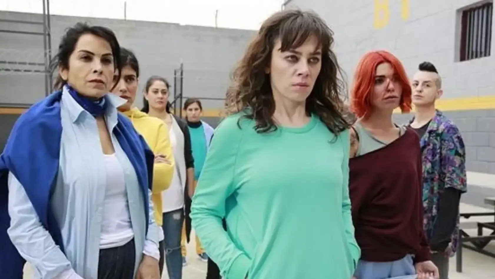 'Avlu' geri dönüyor! Demet Evgar efsane rolüne yeniden can verecek mi?