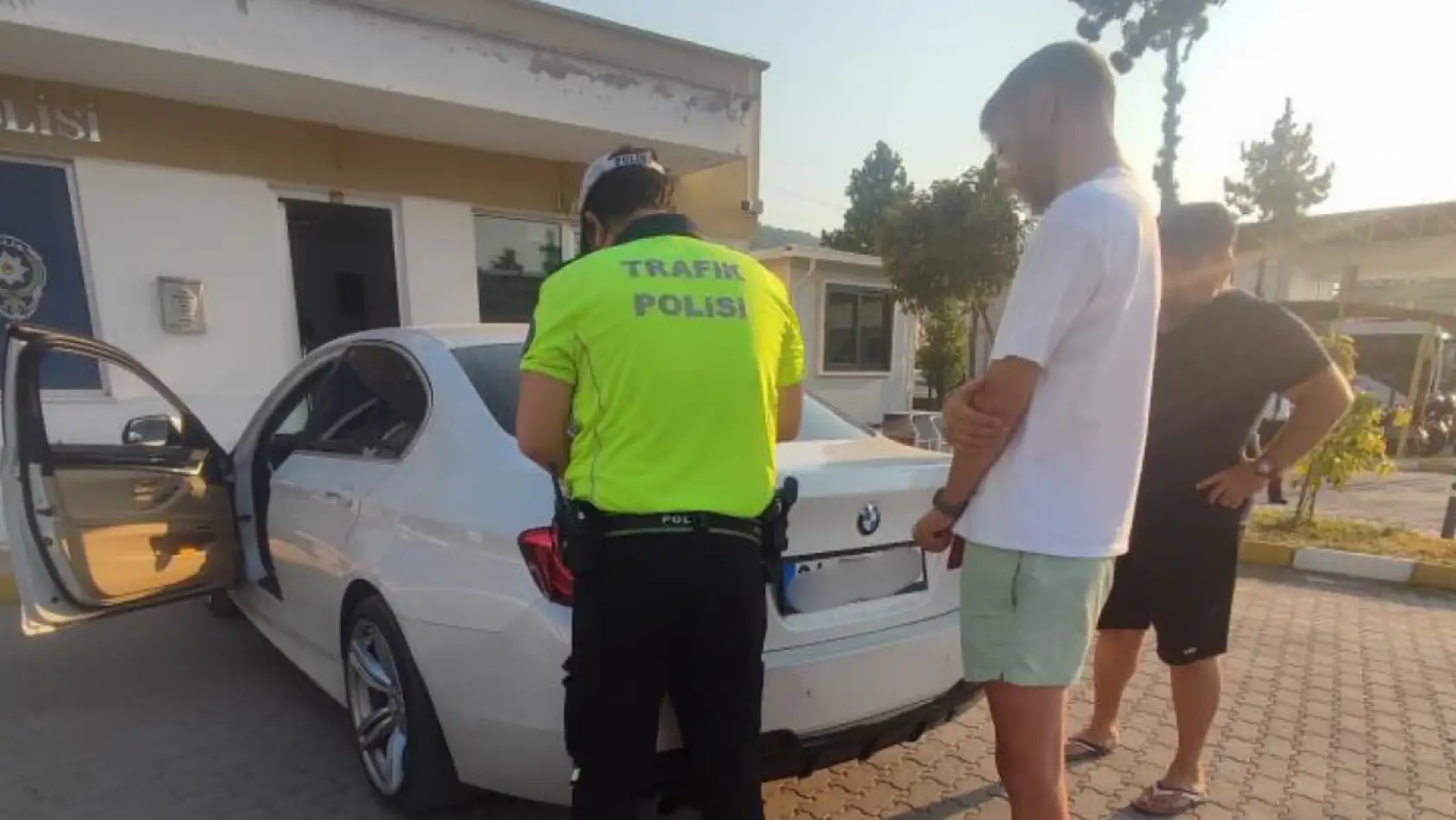 Fethiye'de trafikte camdan sarktı, sigara izmaritini yola attı