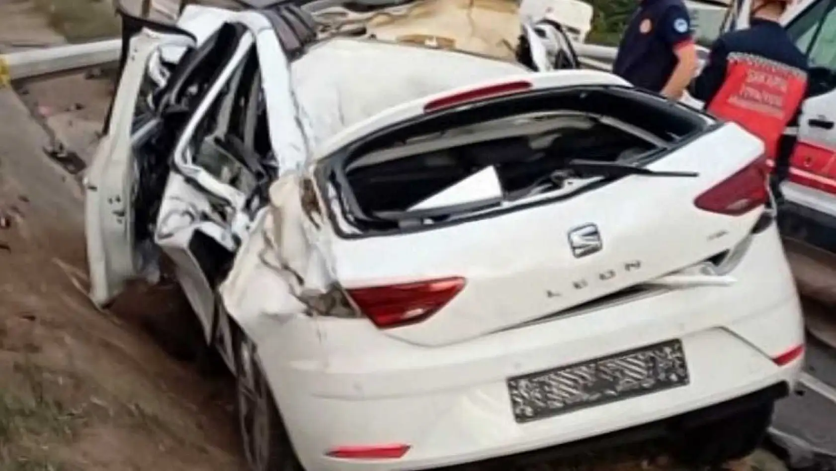 İşe gitmek isterken ölümden döndü: Otomobil parçalandı, sürücü fırlayıp altına sıkıştı