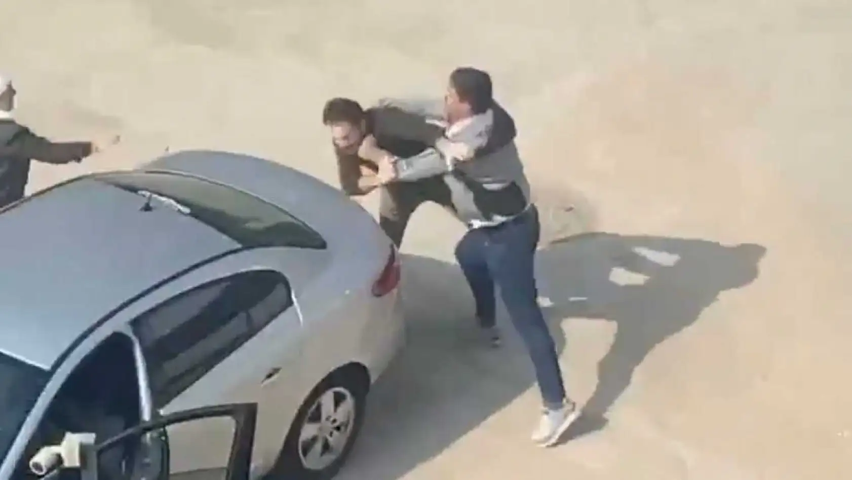 Yol kavgası karıştı: Sopalar, yumruklar, terlikler havada uçuştu