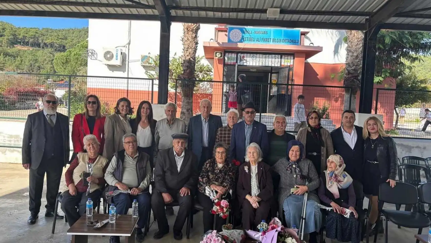Marmaris'te 62 yıl sonra ilk öğretmenleri ile buluşup gününü kutladılar