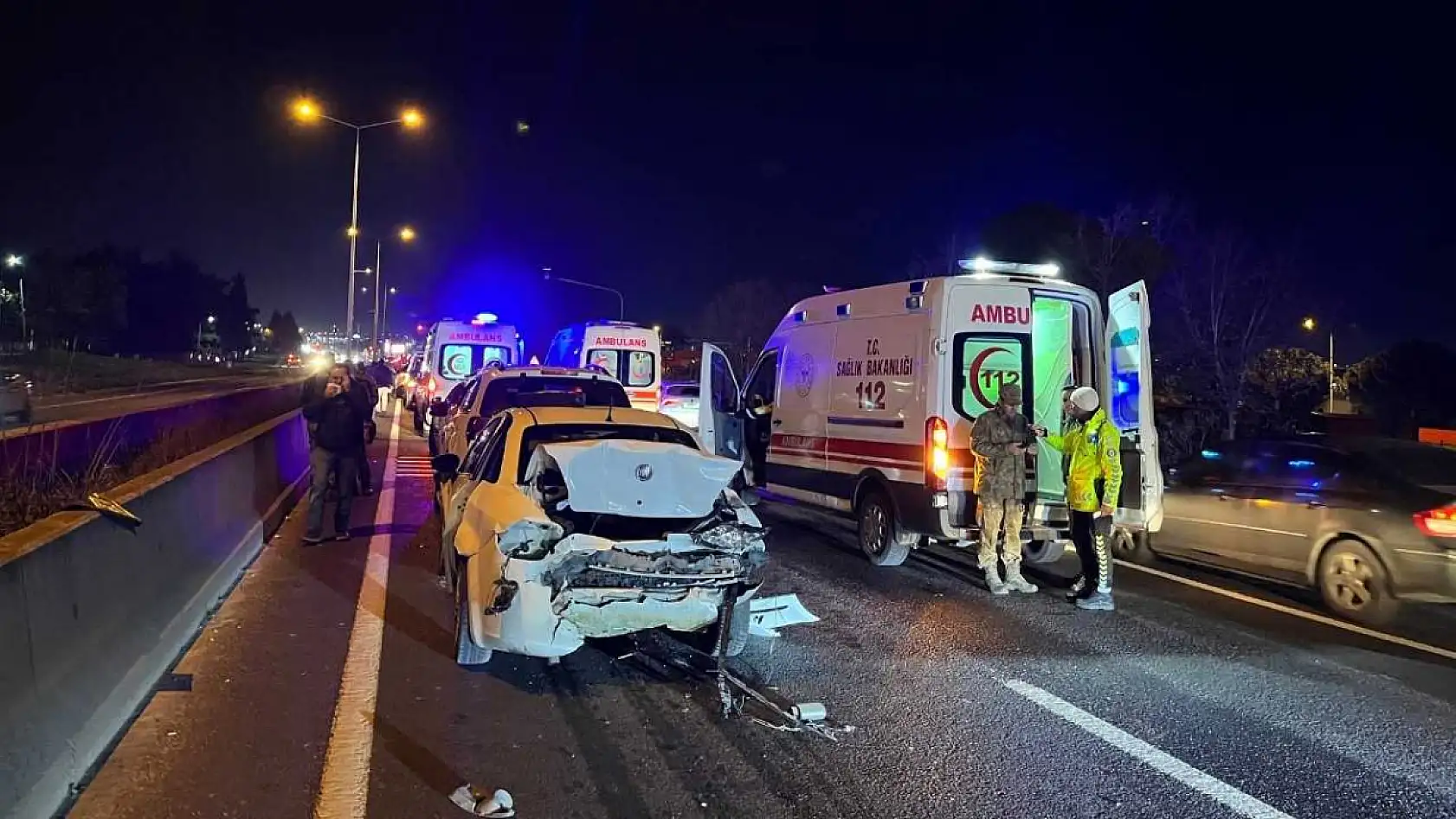 Zincirleme kaza: 2'si asker 5 yaralı