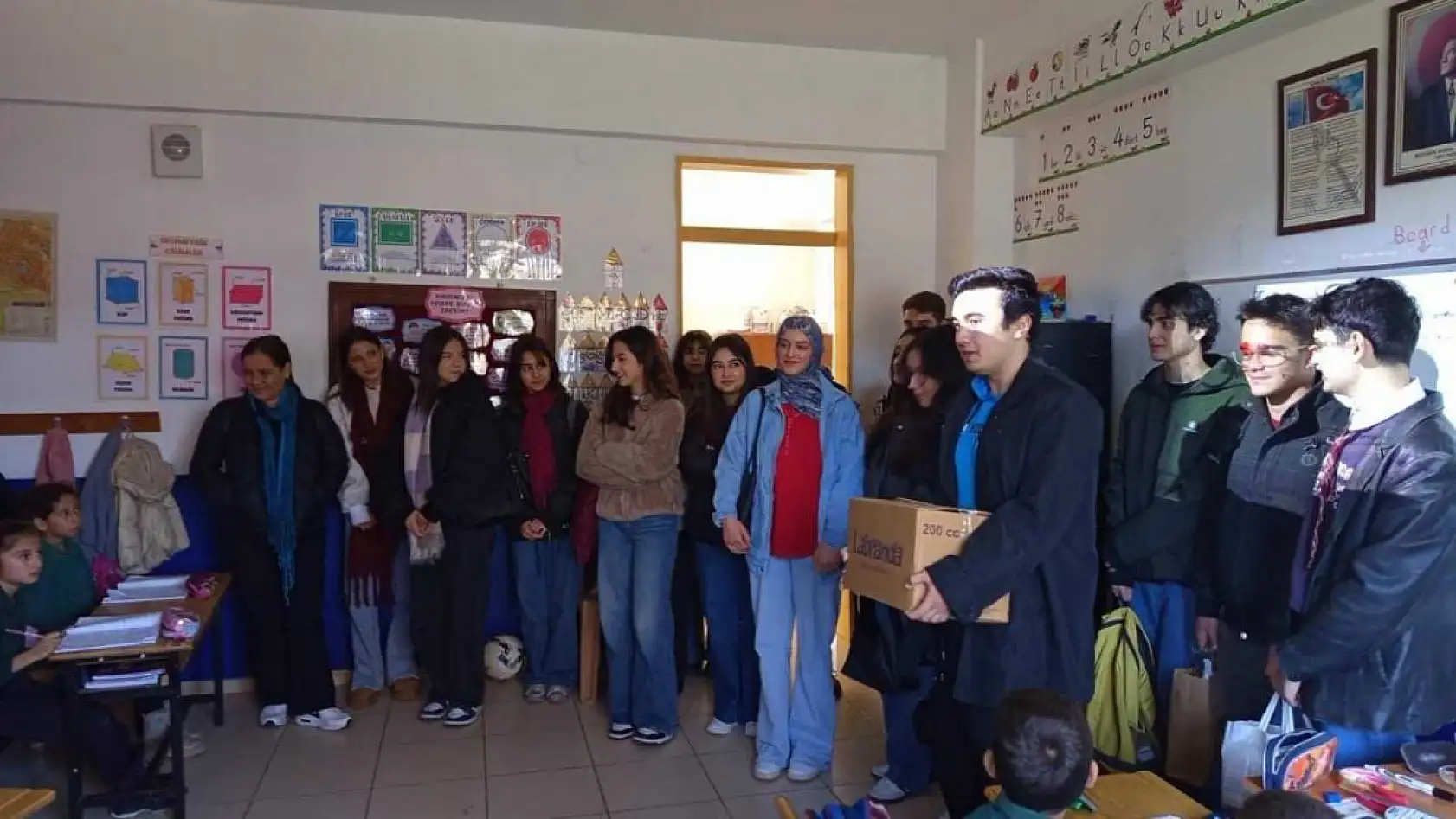 Milas Anadolu Lisesi'nden Fesleğen İlkokulu'na kitap desteği