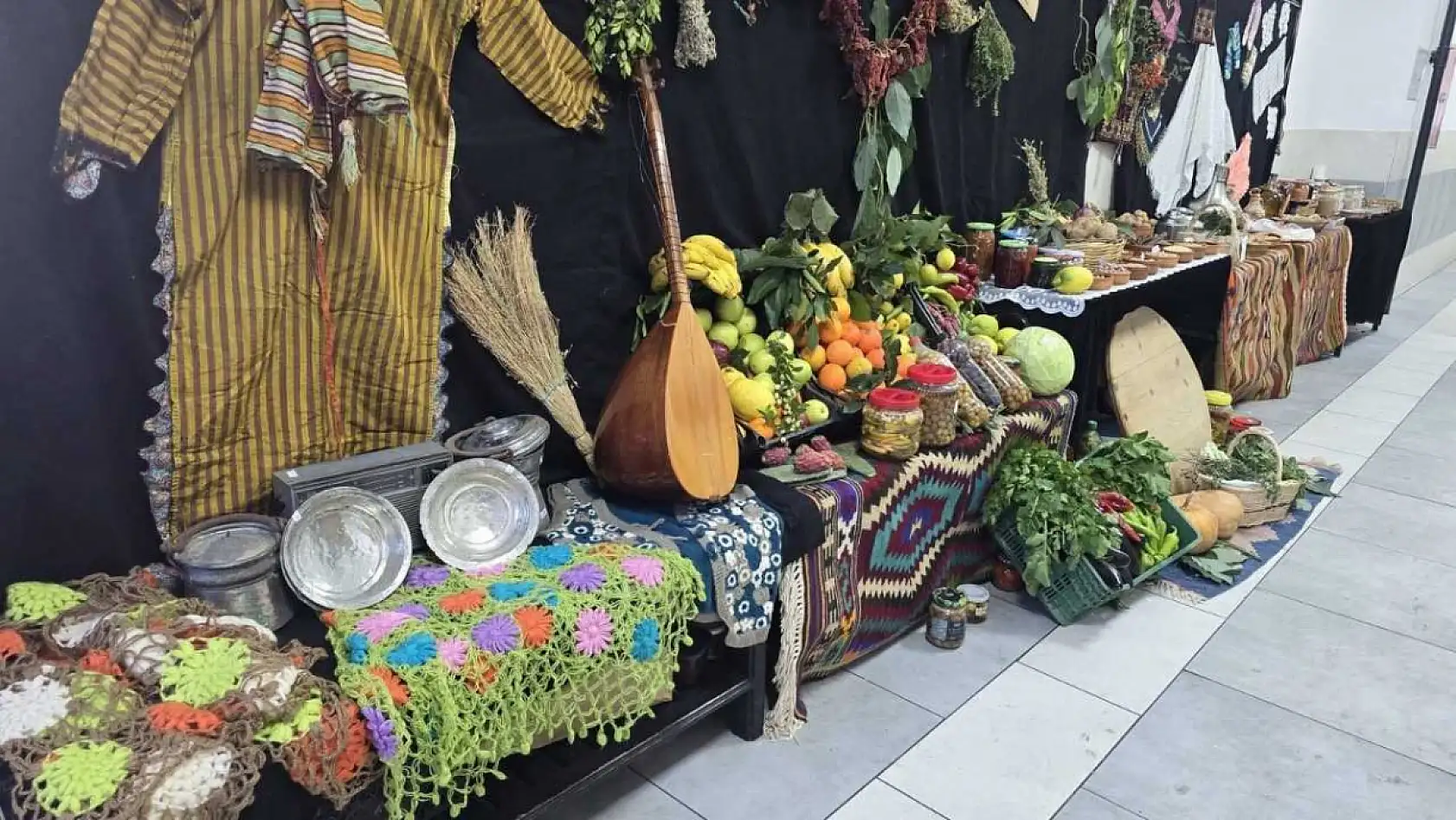 Ramazan Kıvrak, Fethiye'de öğrencilerle yöre kültürünü paylaştı