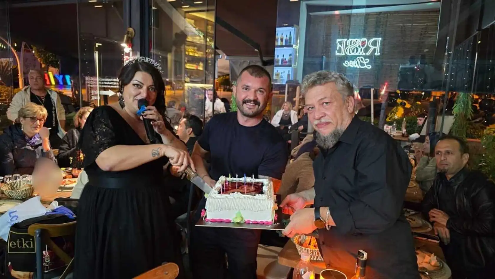 Fethiye'de sanat gecesi sürprizle taçlandı: Selin Köktener'e doğum günü kutlaması