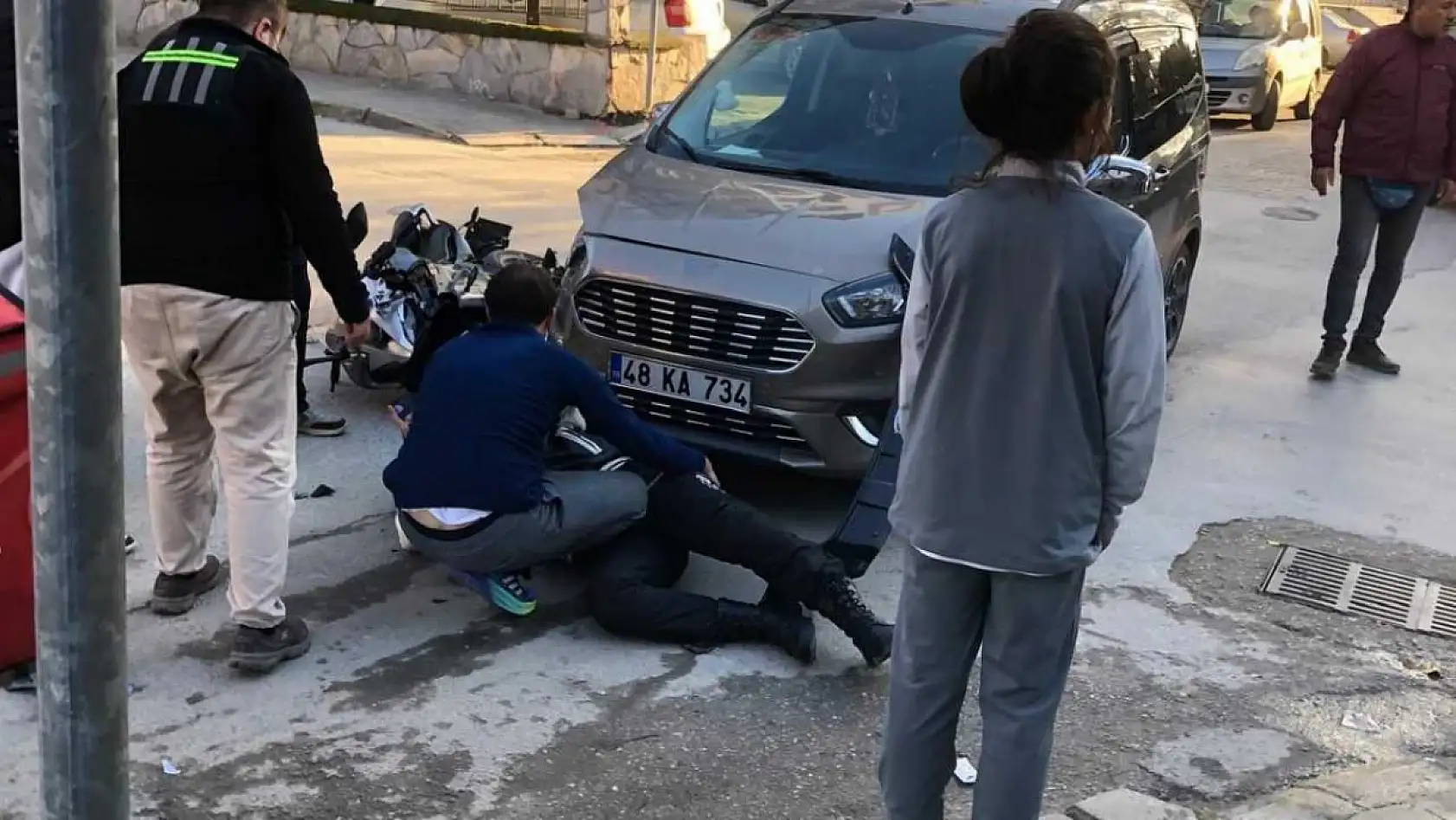 Milas'ta ticari araç ile çarpışan motosiklet sürücüsü yaralandı