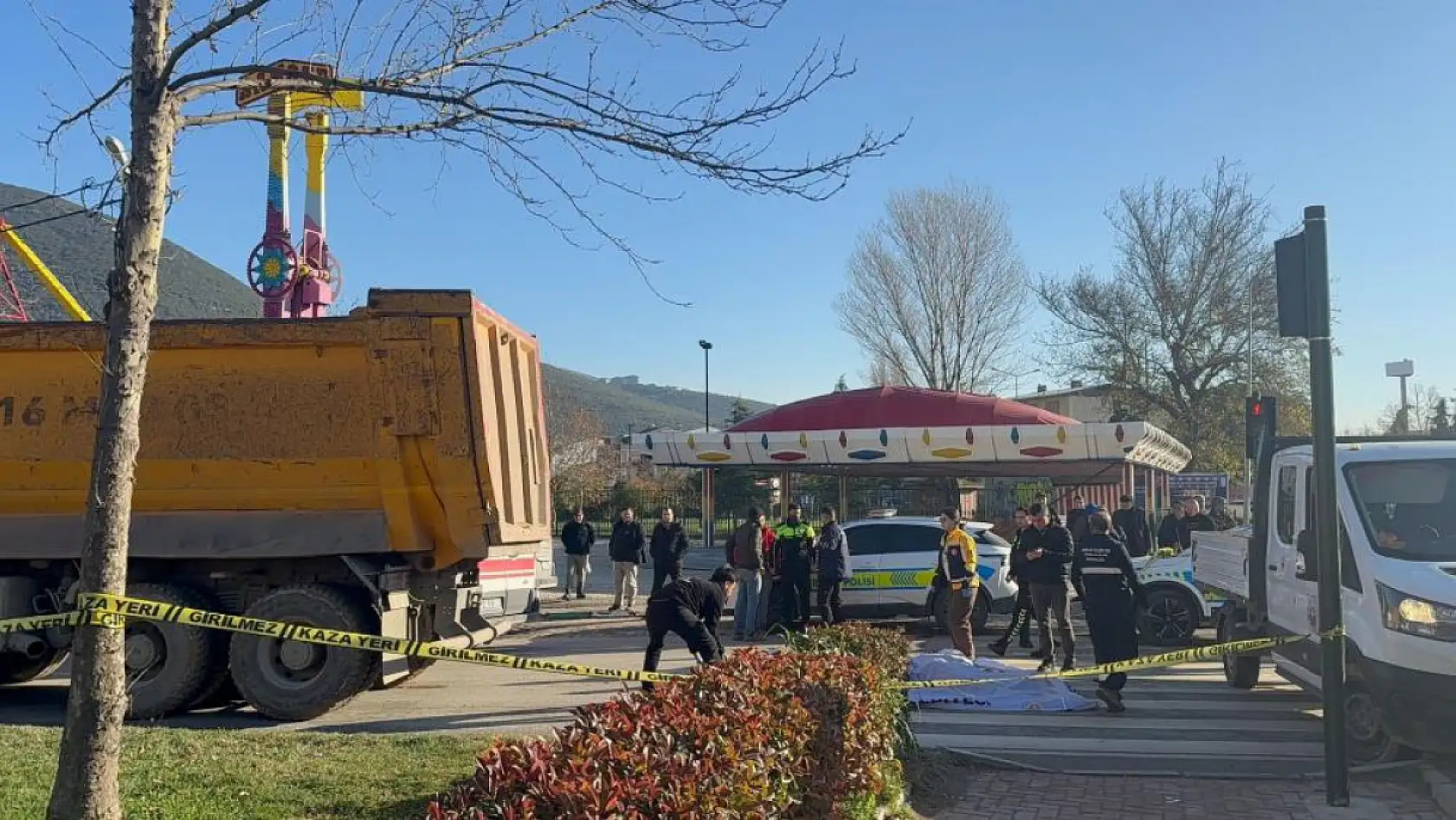 Bisiklet sürücüsü kamyonun altında kalarak hayatını kaybetti