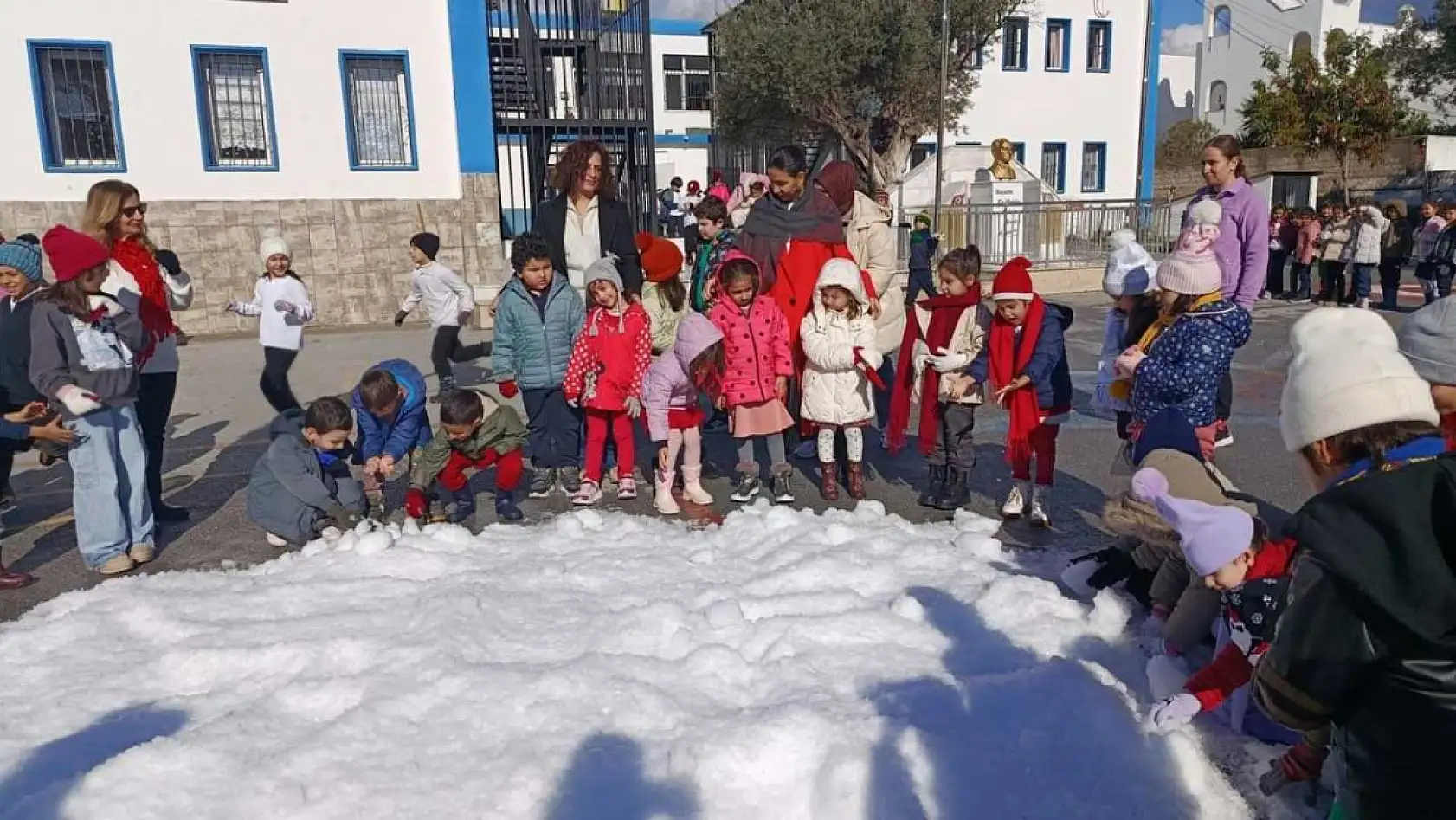 Bodrum'da öğrencilere yapay kar sürprizi
