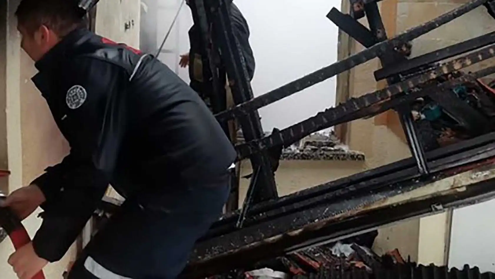 Köyceğiz'de çatıda başlayan yangında ev tamamen yandı