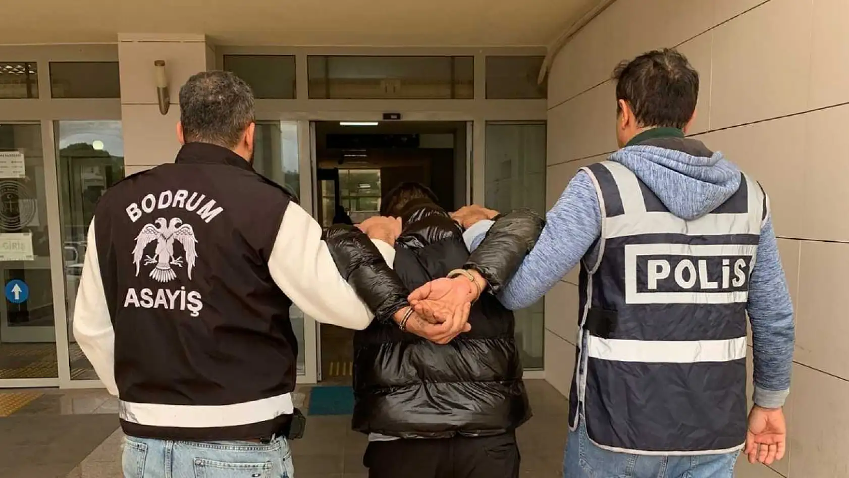 Bodrum'da araçtan hırsızlık olayı ile ilgili 3 kişi gözaltına alındı