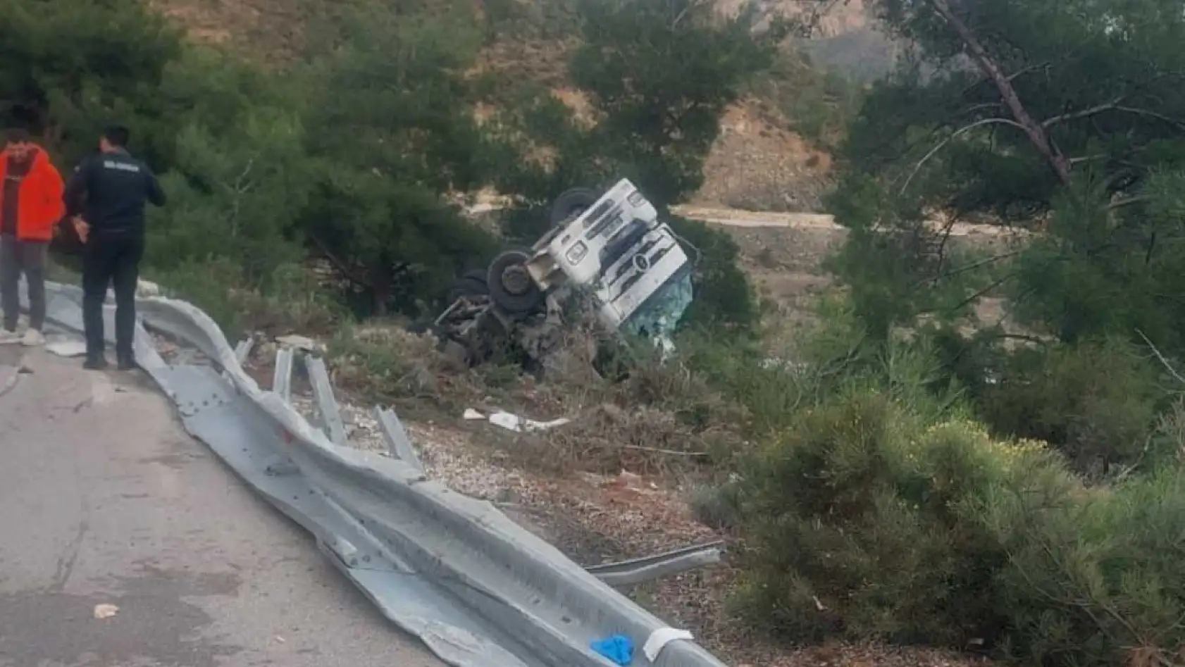 Datça'da virajı alamayan tır devrildi: 1 yaralı